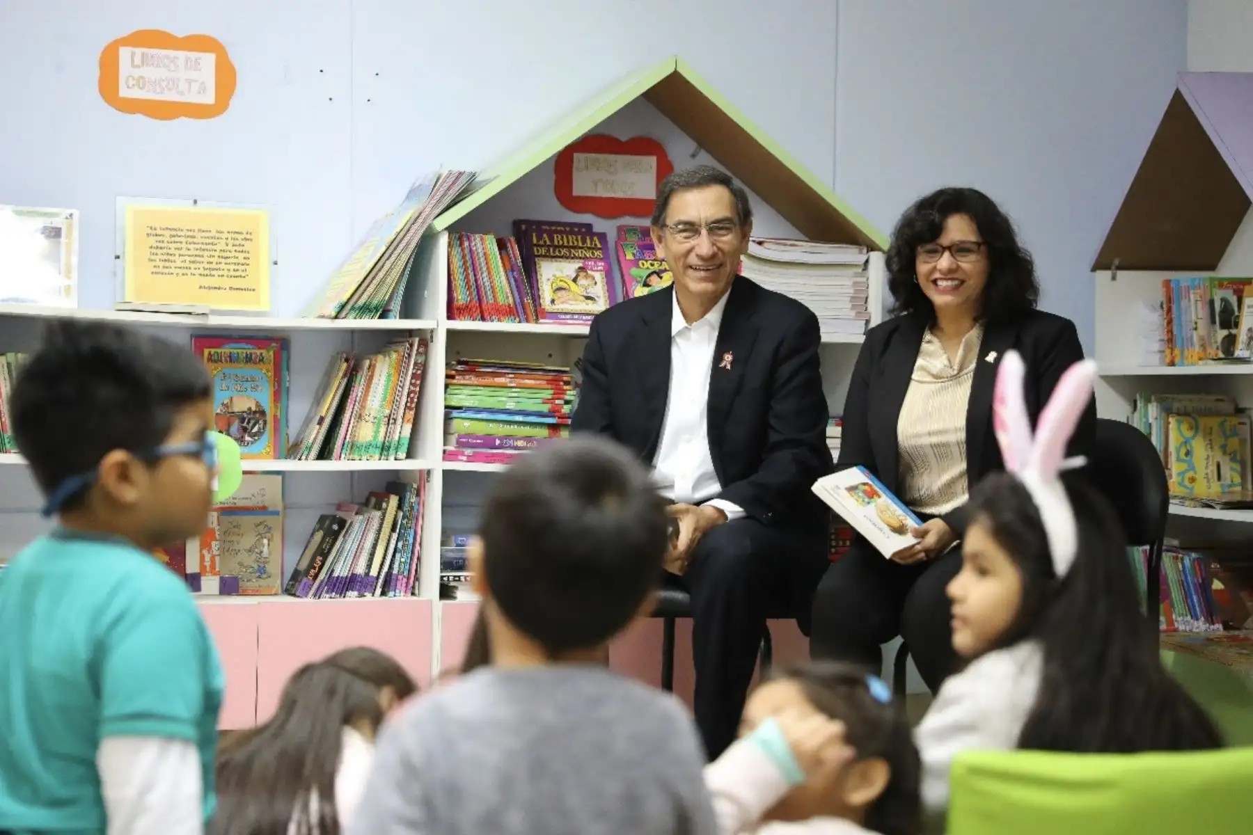 El Presidente Vizcarra acompañado de la primera dama, Maribel Díaz, educadora de profesión, participan de las celebraciones del Día del Maestro en el IE N. 1017 Señor de Los Milagros del distrito de Breña. Foto: ANDINA/ Prensa Presidencia