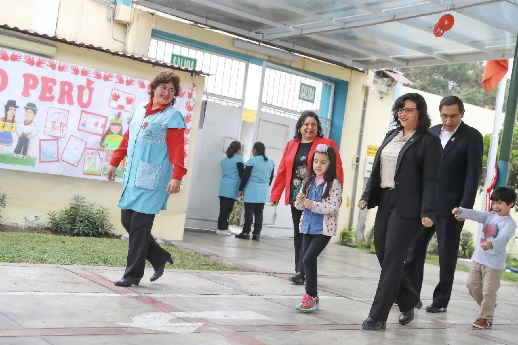 El Presidente Vizcarra acompañado de la primera dama, Maribel Díaz, educadora de profesión, participan de las celebraciones del Día del Maestro en el IE N. 1017 Señor de Los Milagros del distrito de Breña. Foto: ANDINA/ Prensa Presidencia