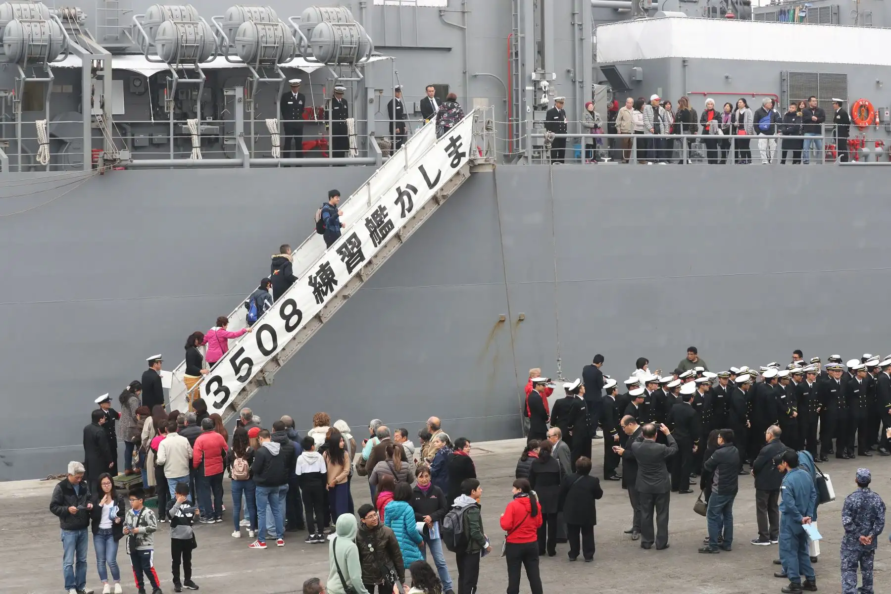 Escuadra de entrenamiento de autodefensa de la Fuerza Marítima Japonesa, conformada por  los buques “Kashima” e “Inazuma” llega al puerto del Callao. Foto: ANDINA/Melina Mejía