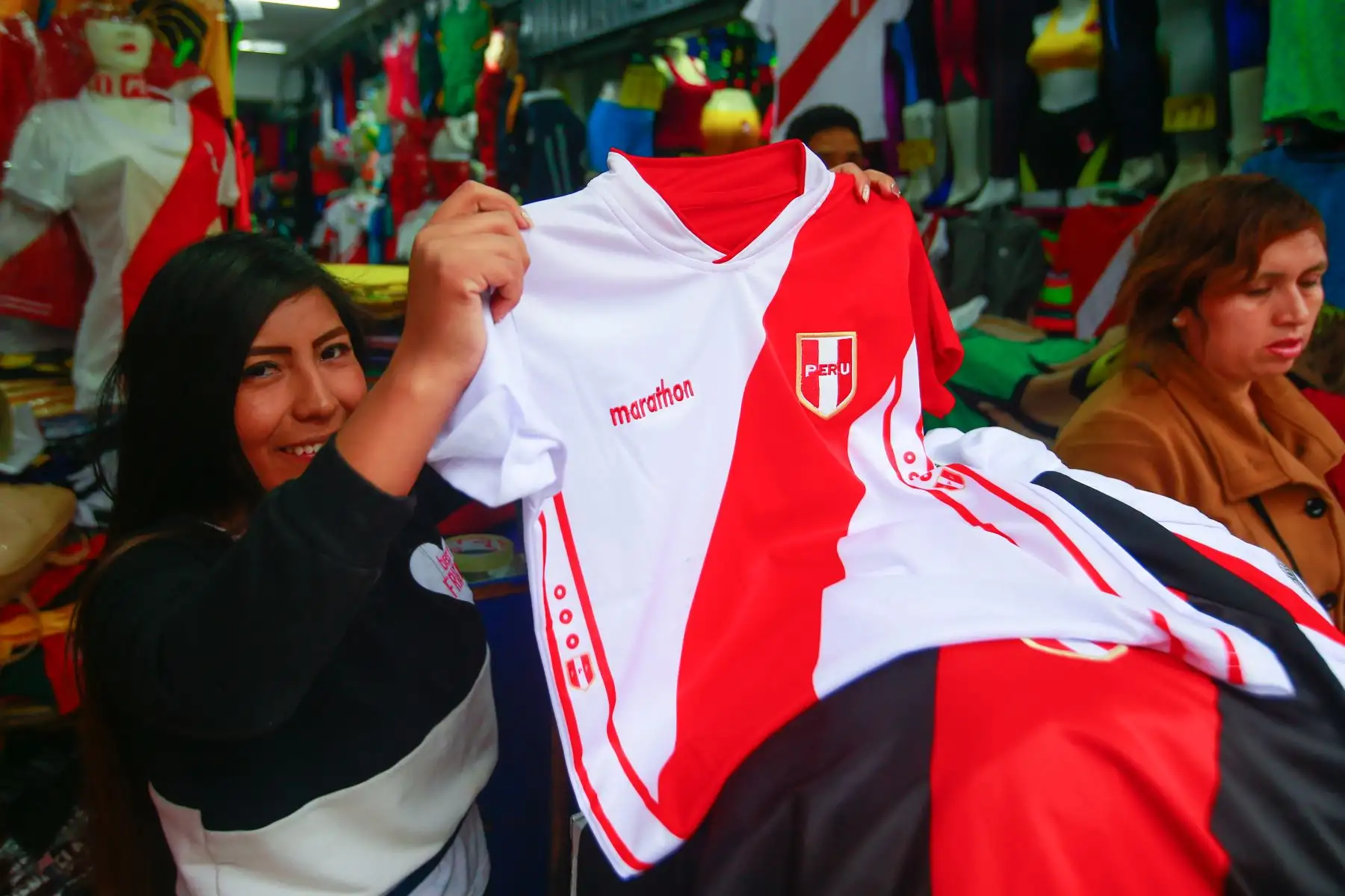 Comerciantes de Gamarra alientan a la selección peruana. Foto:ANDINA/Héctor Vinces