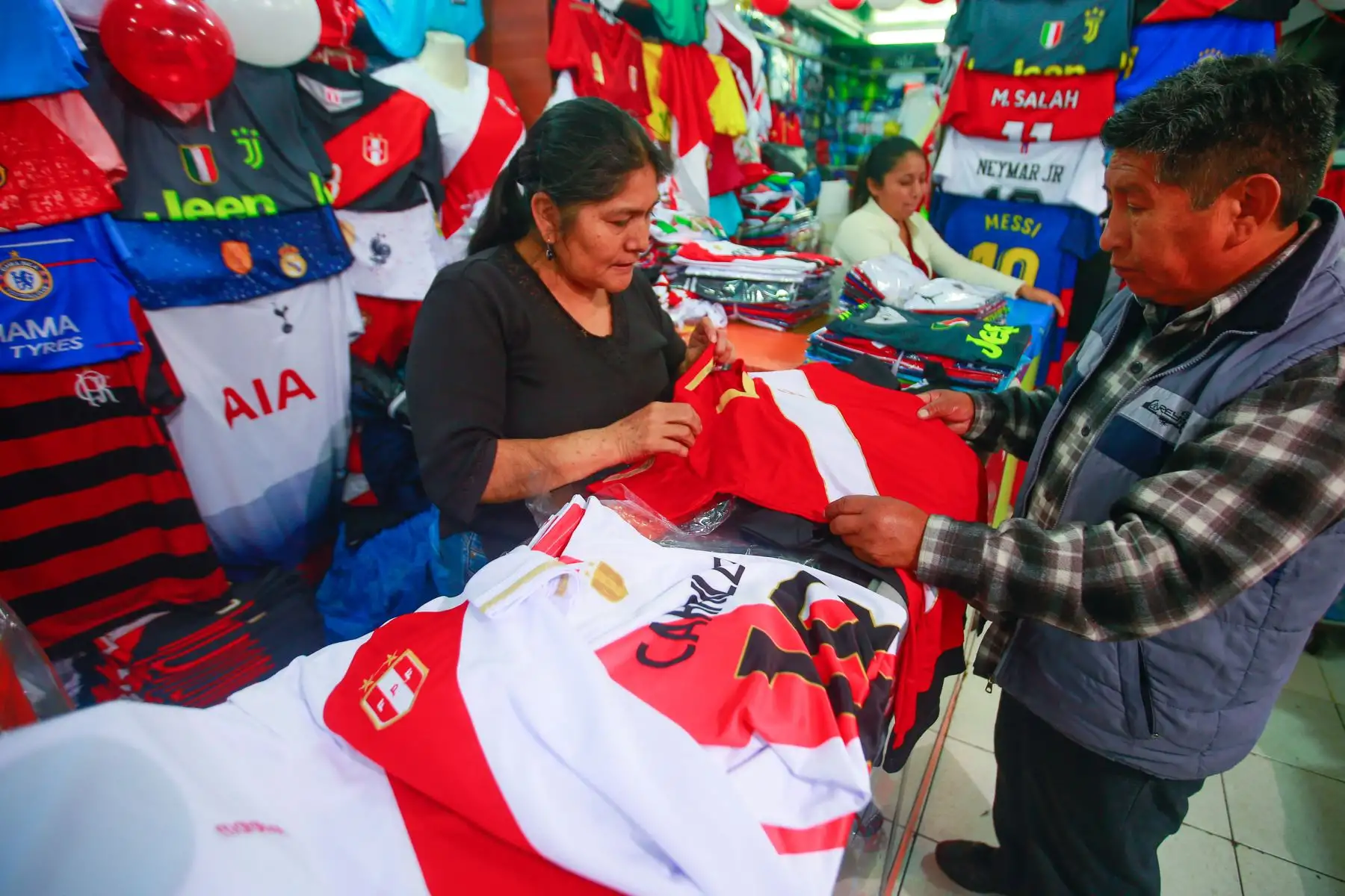 Comerciantes de Gamarra alientan a la selección peruana. Foto:ANDINA/Héctor Vinces