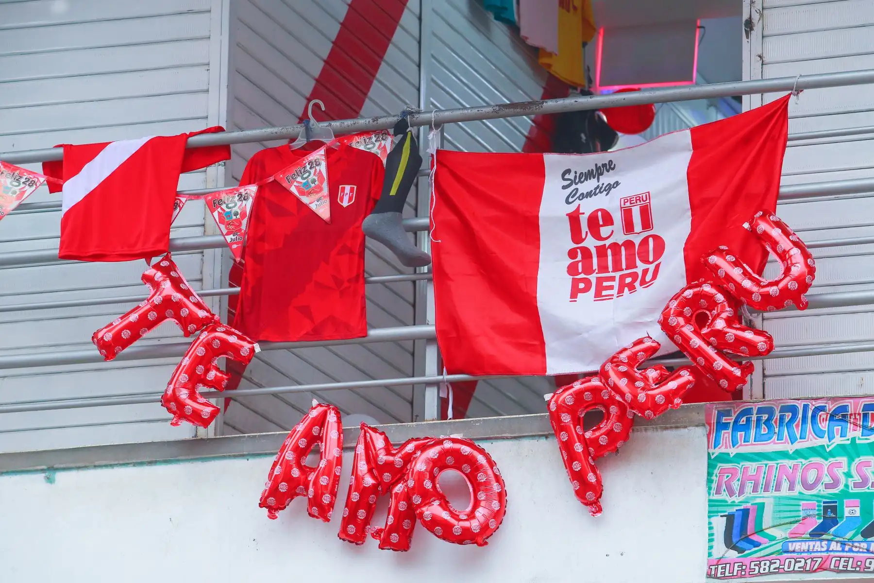 Comerciantes de Gamarra alientan a la selección peruana. Foto:ANDINA/Héctor Vinces