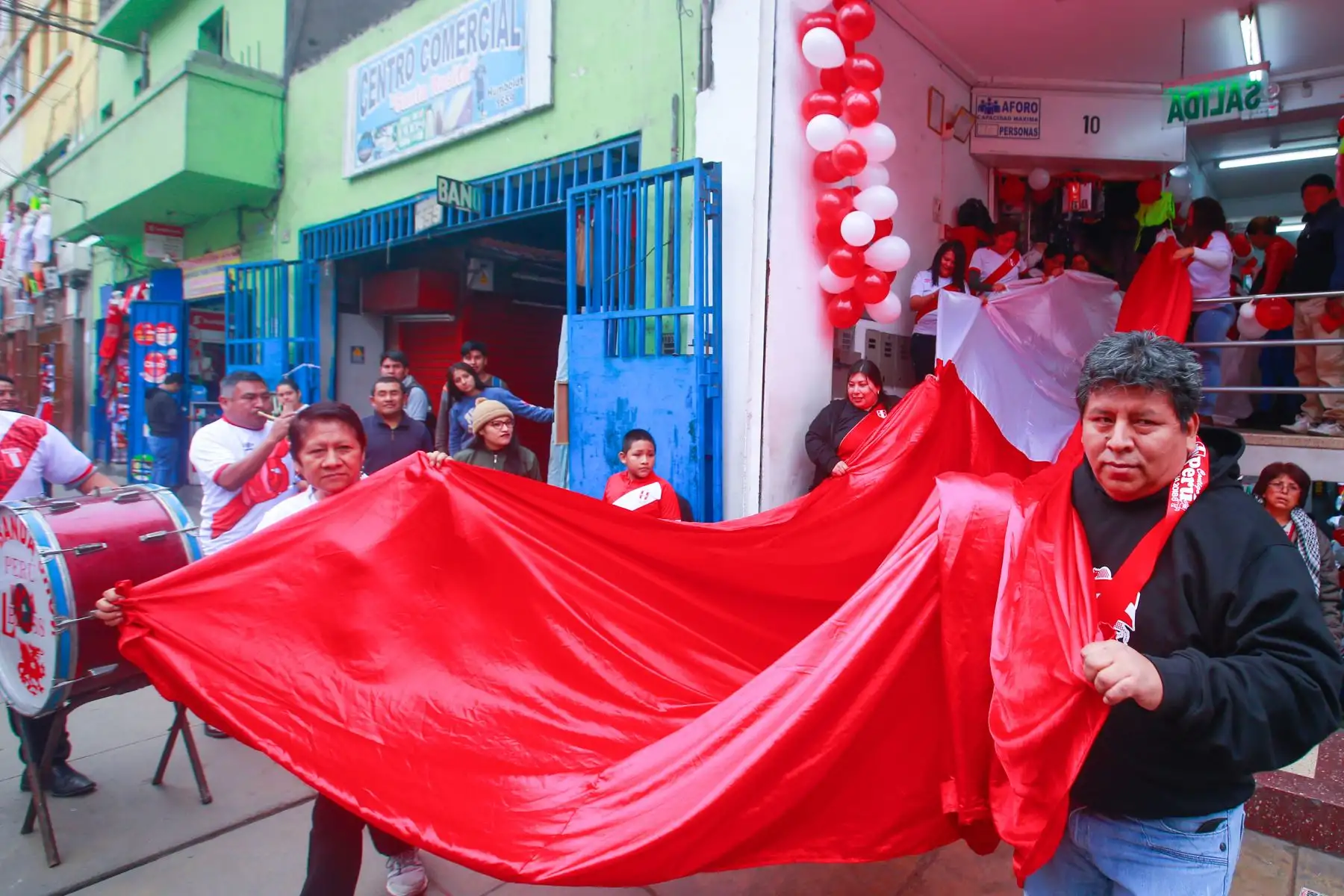 Comerciantes de Gamarra alientan a la selección peruana. Foto:ANDINA/Héctor Vinces
