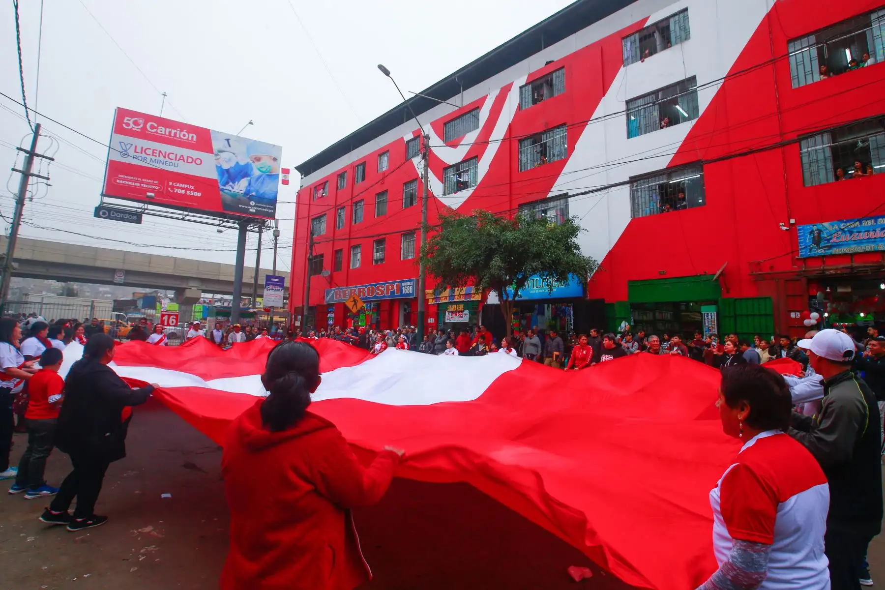 Comerciantes de Gamarra alientan a la selección peruana. Foto:ANDINA/Héctor Vinces