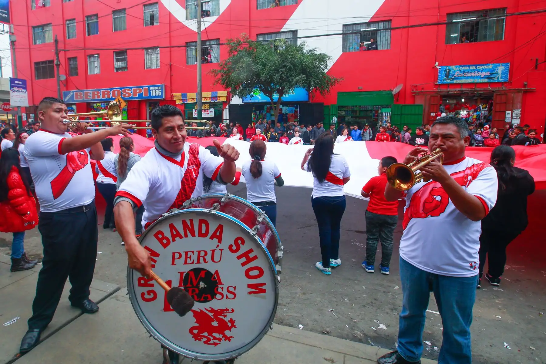 Comerciantes de Gamarra alientan a la selección peruana. Foto:ANDINA/Héctor Vinces