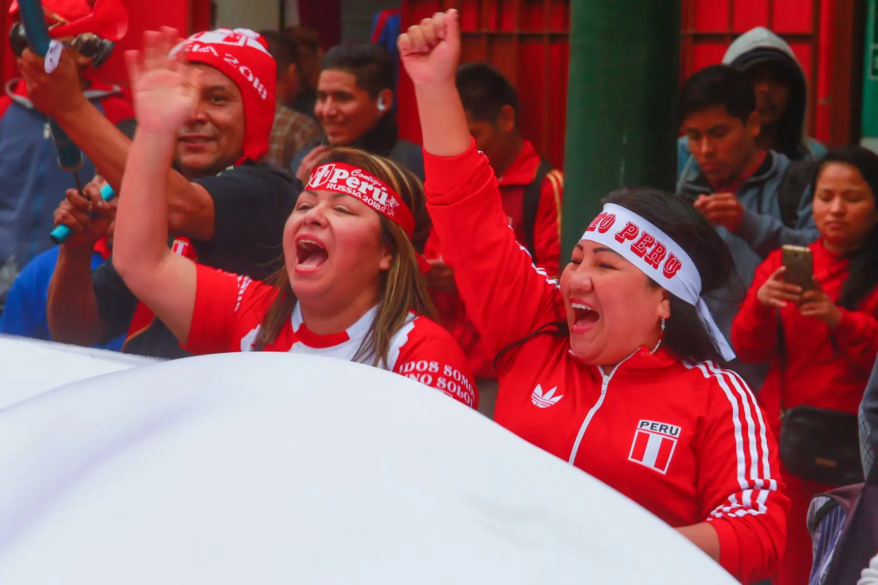 Comerciantes de Gamarra alientan a la selección peruana. Foto:ANDINA/Héctor Vinces