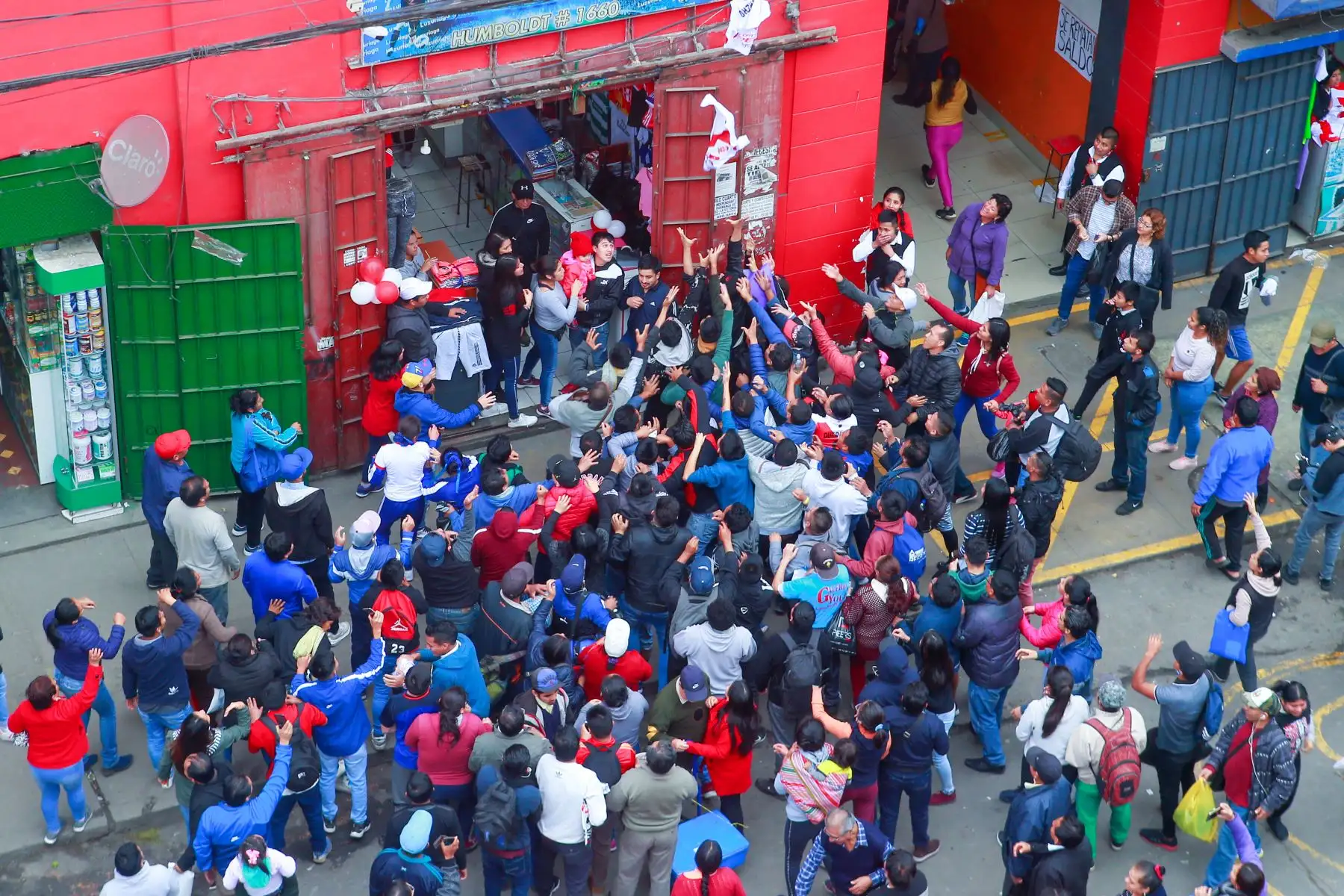 Comerciantes de Gamarra alientan a la selección peruana. Foto:ANDINA/Héctor Vinces