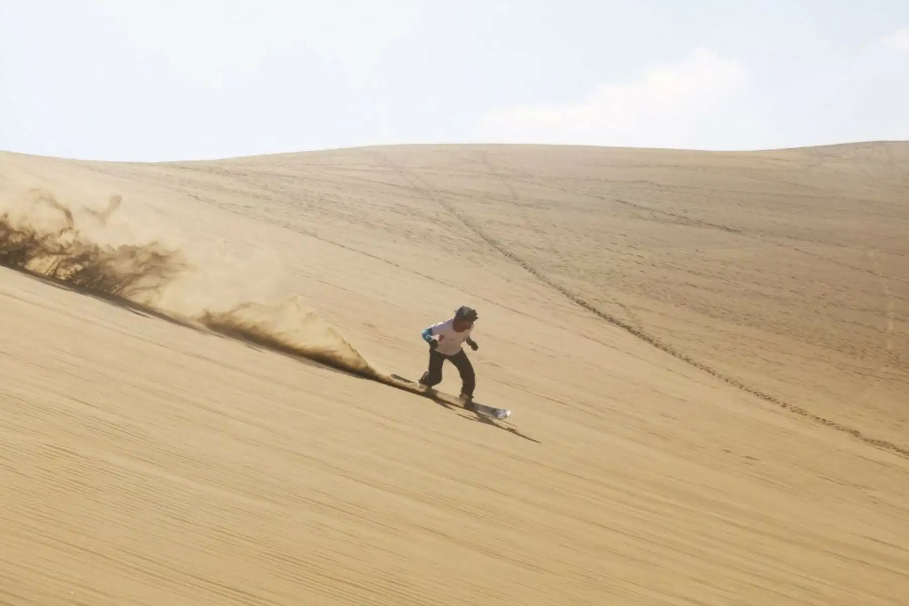 Víctor Chávez, cuatro veces campeón mundial de sandboard, recorrerá este martes 9 de julio con la Antorcha Panamericana de Lima 2019 por las dunas del oasis de Huacachina, en la región Ica.