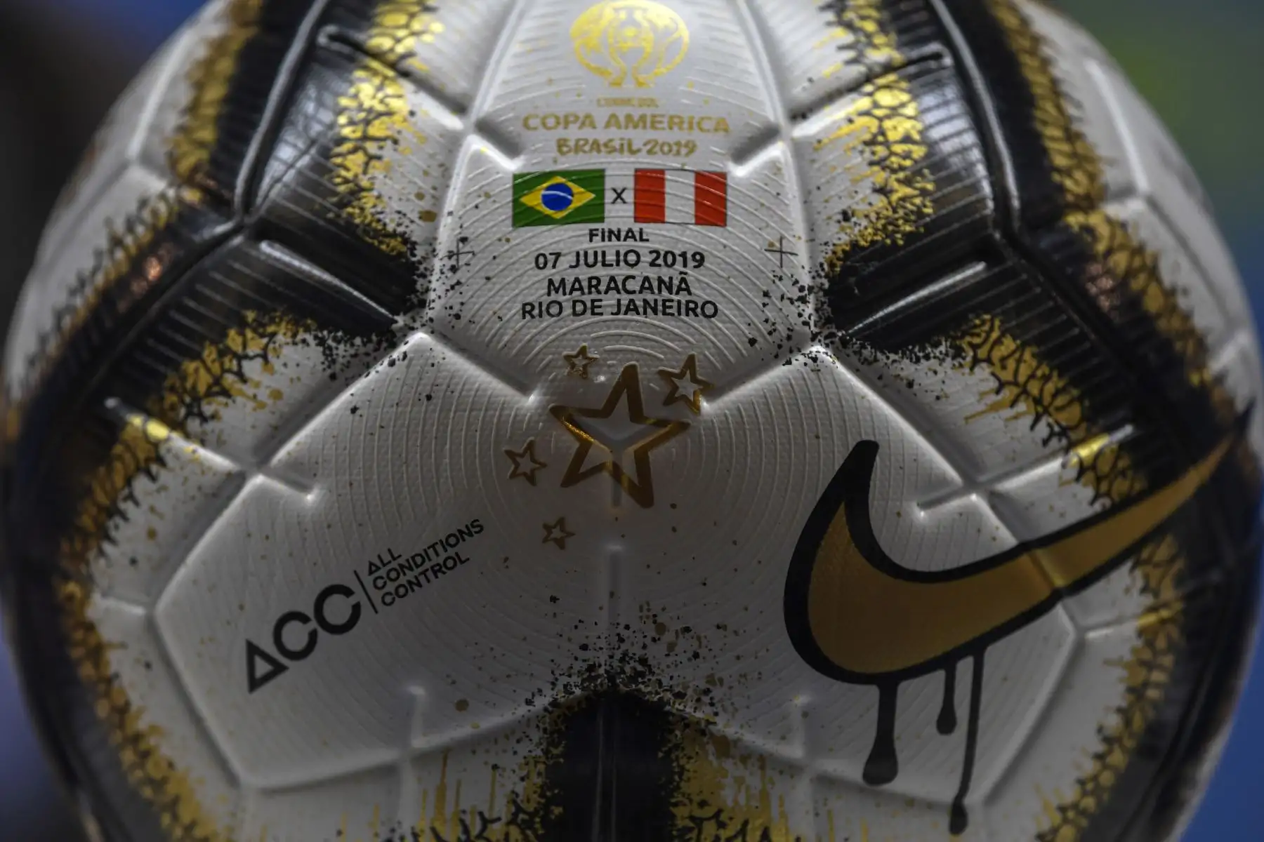 Imagen del balón oficial que se usará en el partido de fútbol final de la Copa América, entre Brasil y Perú el próximo 7 de julio, tomada durante una conferencia de prensa en el estadio Maracaná de Río de Janeiro, Brasil.Foto:AFP