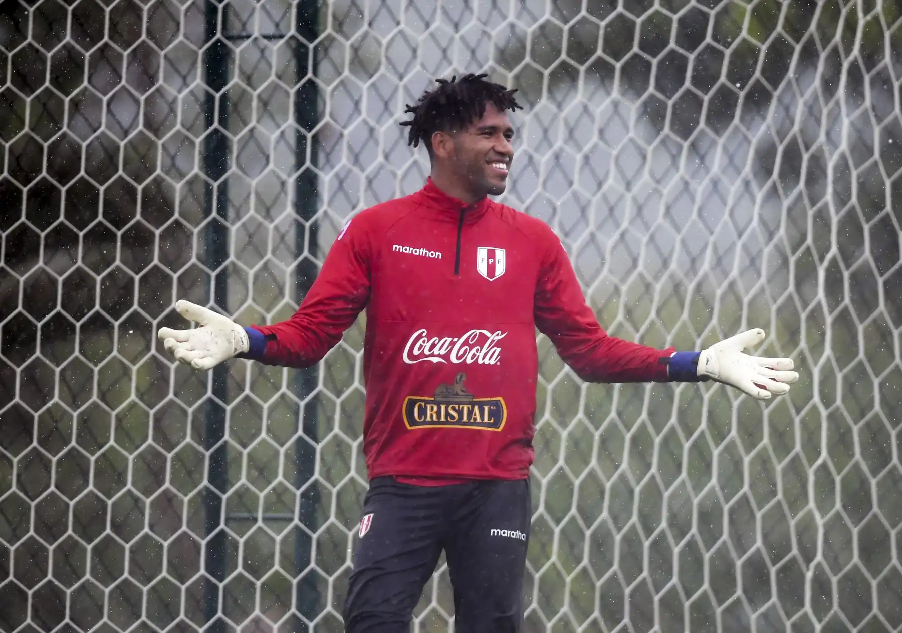 El portero de Perú, Pedro Gallese, hace gestos durante un entrenamiento en Río de Janeiro, antes de su final contra Brasil en el Campeonato de la Copa América 2019.Foto:AFP