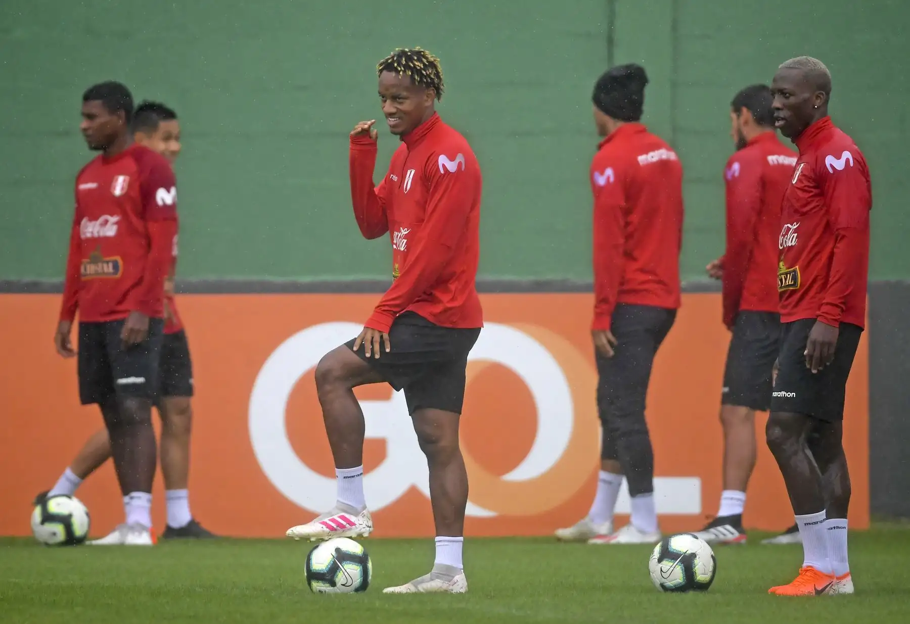 Andre Carrillo (C) y Luis Advincula (R) de Perú participan en un entrenamiento en Río de Janeiro el 5 de julio de 2019, antes de su final contra Brasil en el Campeonato de la Copa América.Foto:AFP