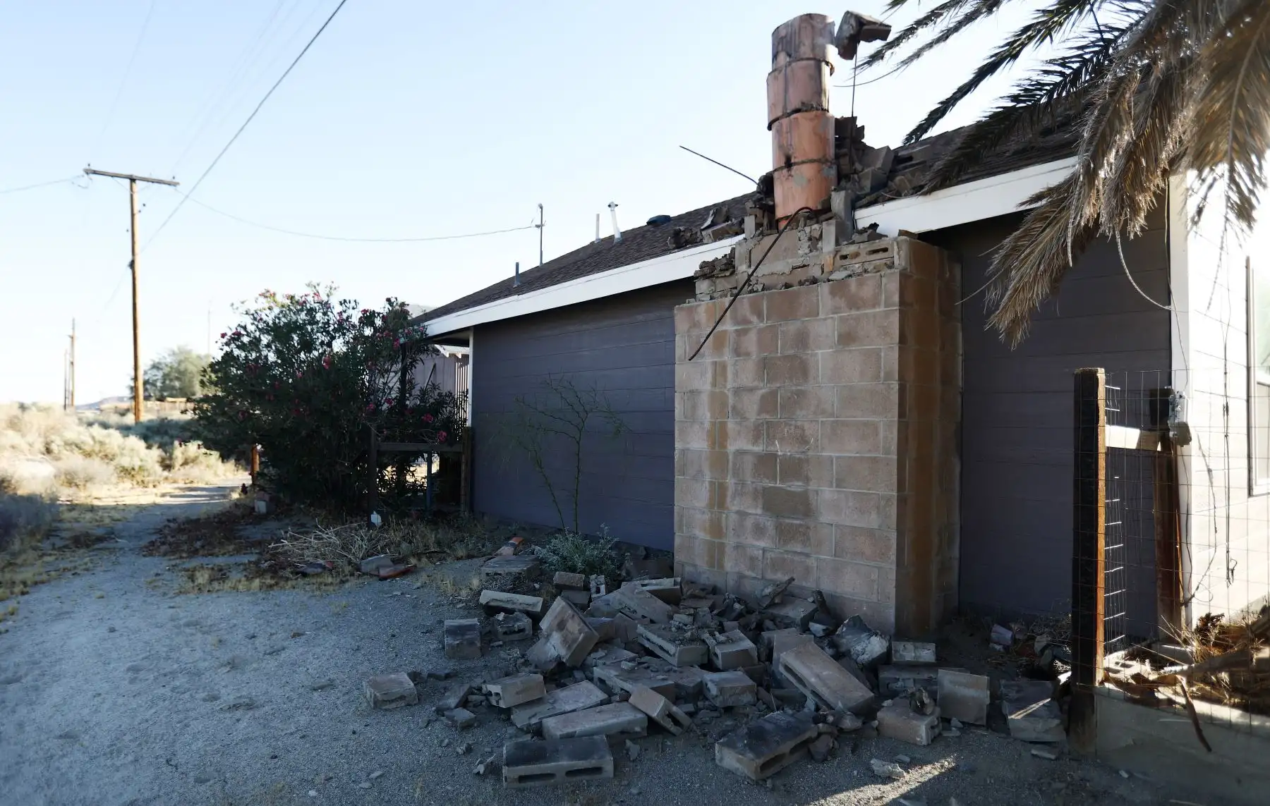Una casa está dañada luego de un terremoto de magnitud 6.4 que azotó el área el 4 de julio de 2019 en Trona, California.Foto: AFP