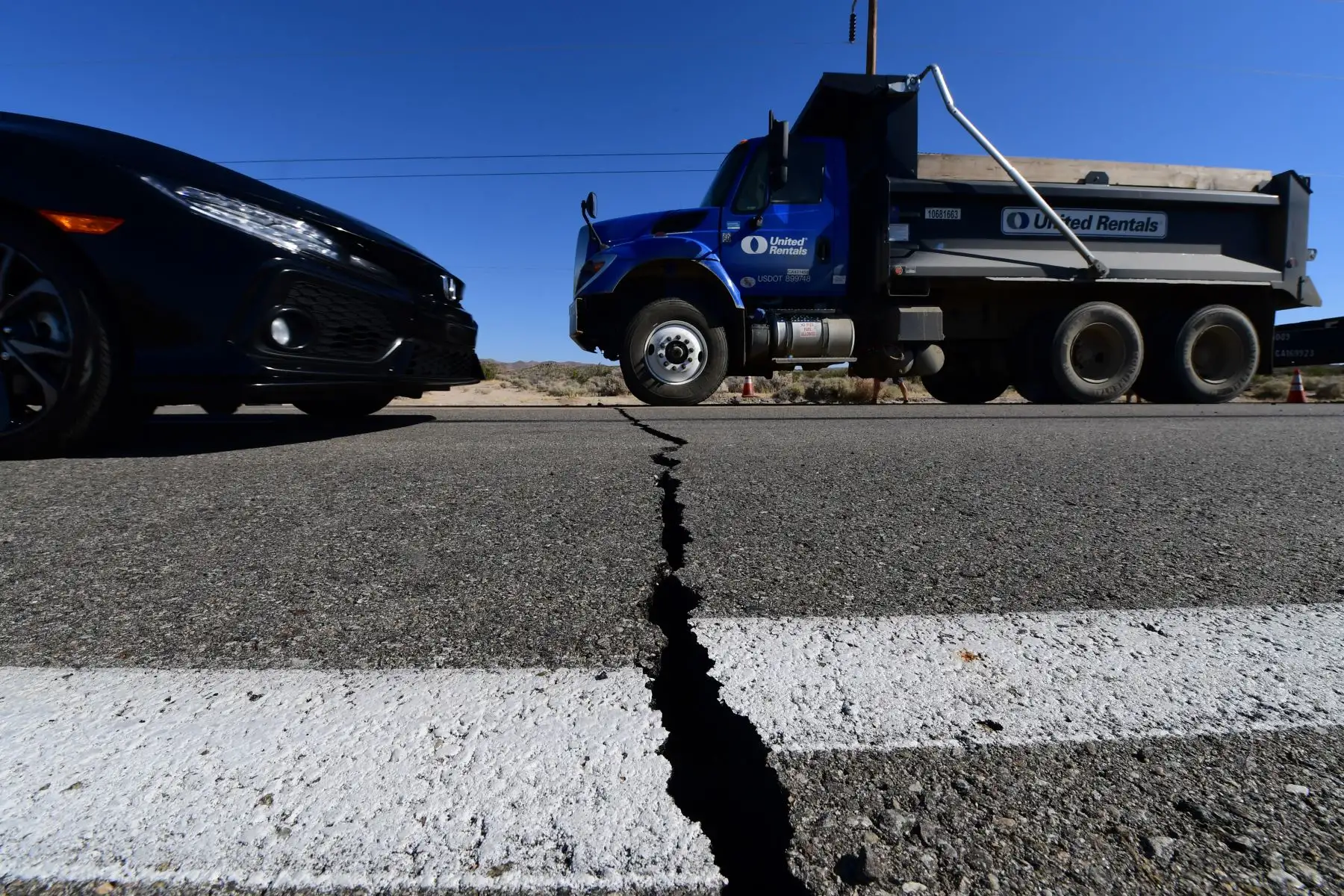 Los vehículos pasaron por una grieta en la autopista 178 al sur de Trona, después de un terremoto El sur de California fue sacudido por un terremoto de 6,4 grados de magnitud el jueves por la mañana, dijo el Servicio Geológico de EE. UU. Foto:AFP