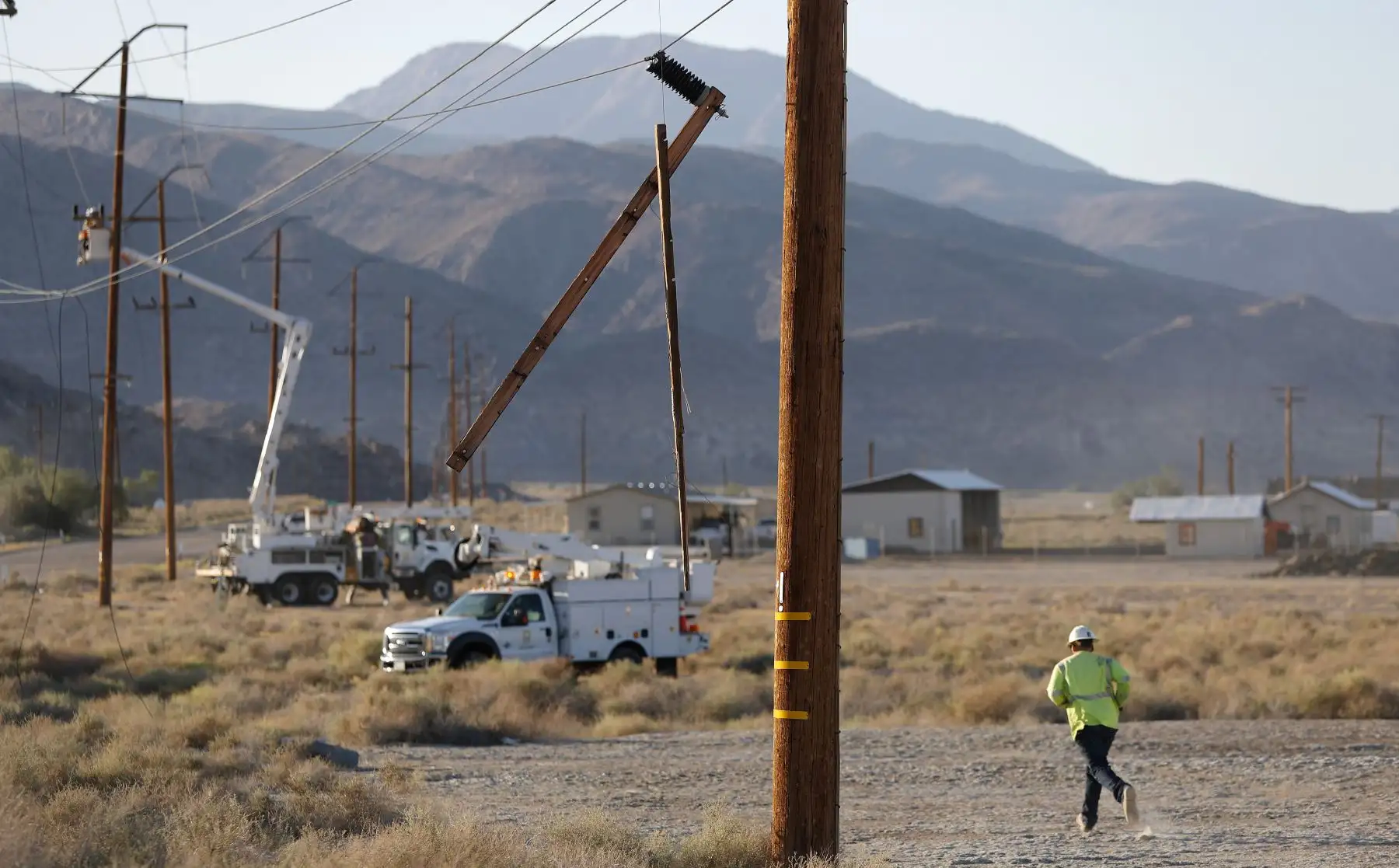 Los trabajadores reparan las líneas eléctricas dañadas después de que un terremoto de magnitud 6,4 golpeara el área el 4 de julio de 2019 en Trona, California.Foto:AFP