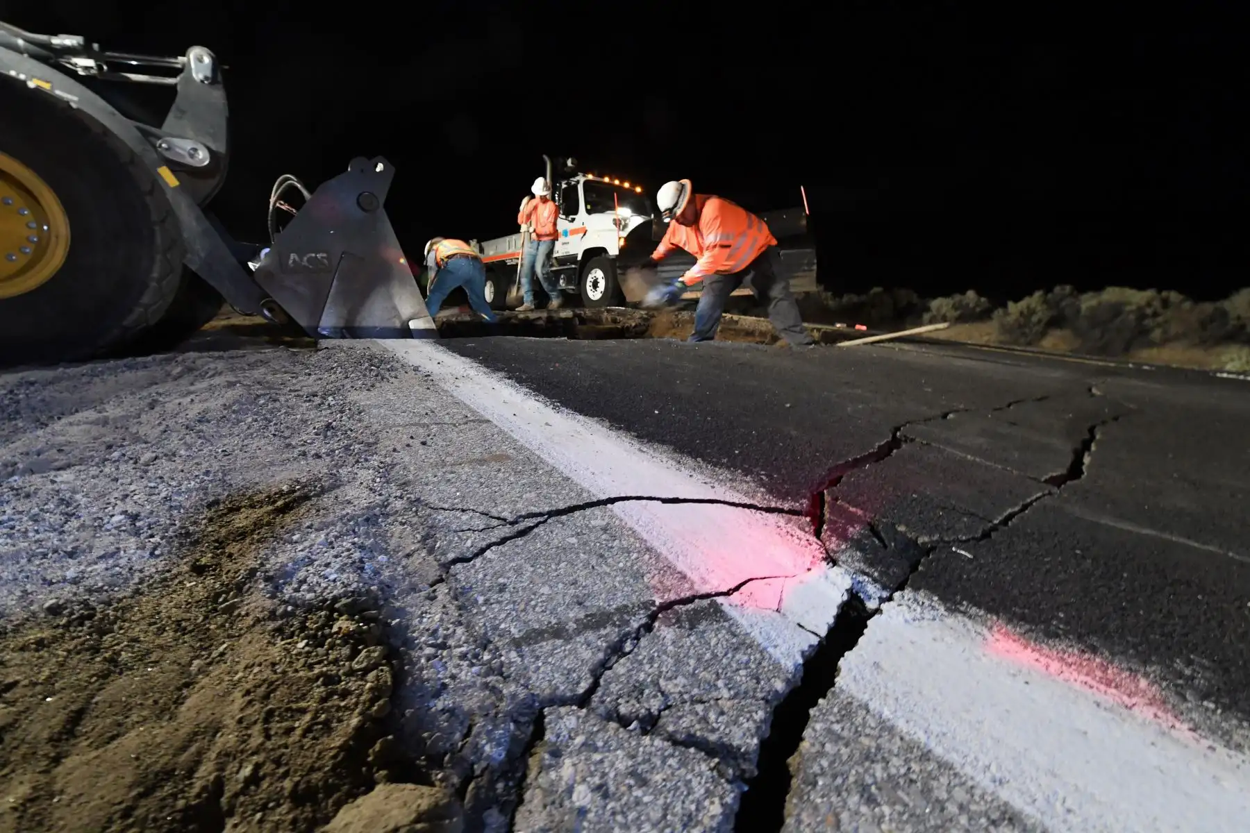 Los trabajadores de la carretera reparan un agujero que se abrió en la carretera como resultado del terremoto, cerca de Ridgecrest, California, a unas 150 millas (241 km) al norte de Los Ángeles.
Foto:AFP