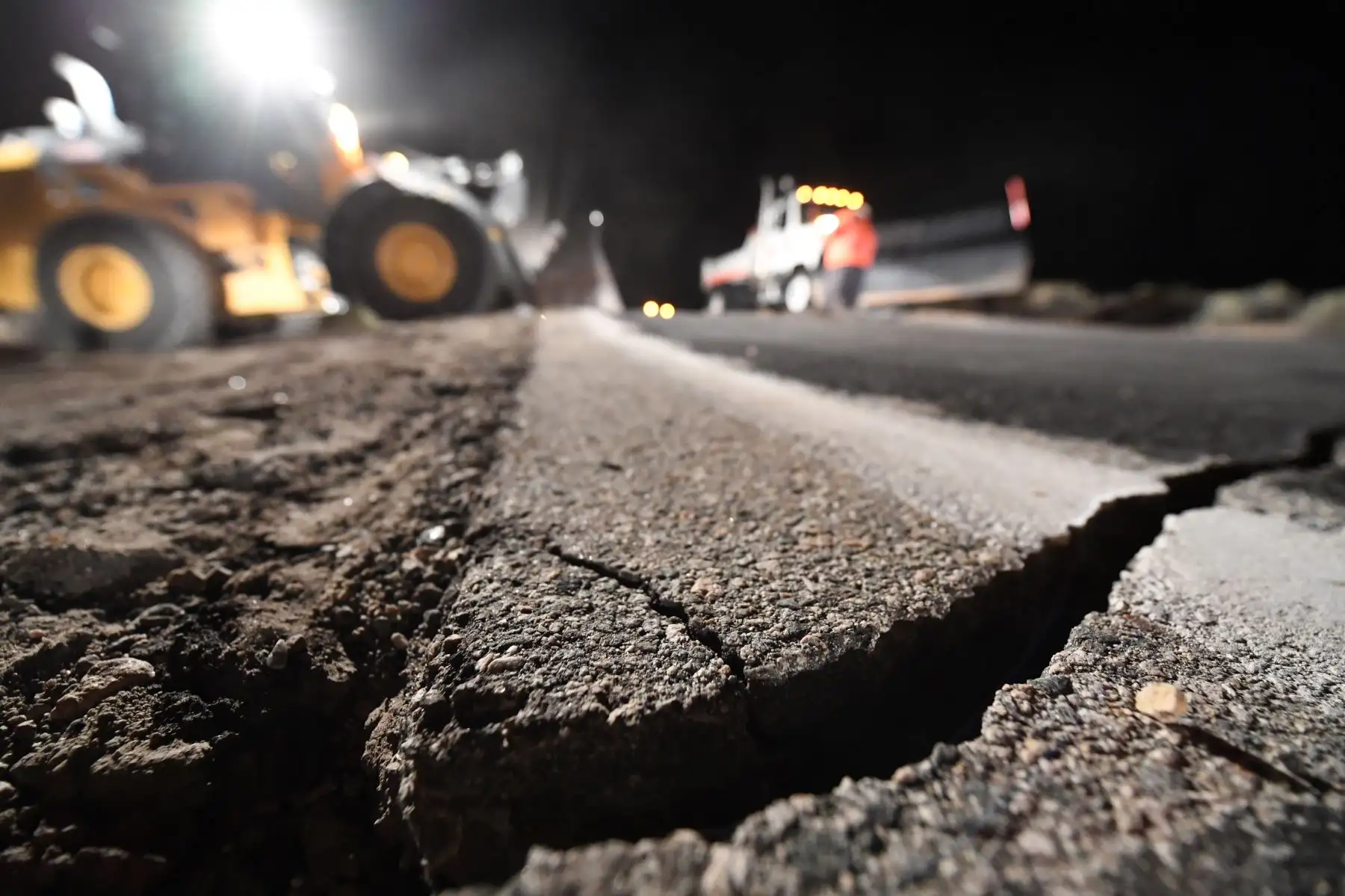 Los trabajadores de la carretera reparan un agujero que se abrió en la carretera como resultado del terremoto del 5 de julio de 2019 en Ridgecrest, California, a unas 150 millas (241 km) al norte de Los Ángeles.
Foto: AFP