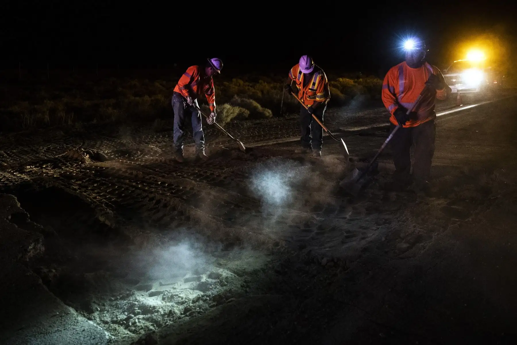 Los trabajadores del Departamento de Transporte llenan los grandes huecos que quedan en la carretera después de un terremoto en la 178 entre Trona y Ridgecrest, California, EE. UU.
Foto: EFE