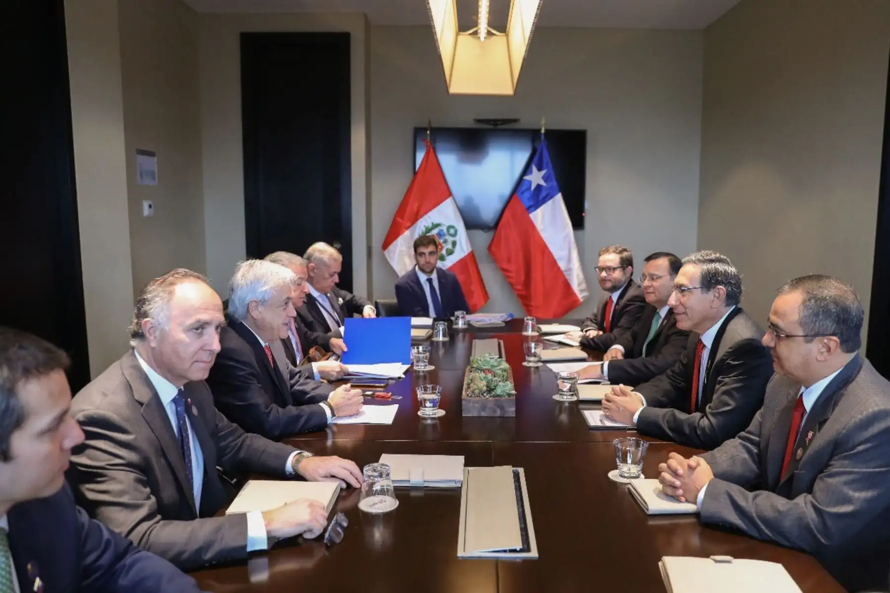 El presidente Martin Vizcarra sostiene una reunión con el presidente de Chile, Sebastian Piñera, para abordar temas de integración fronteriza y asuntos prioritarios de la agenda bilateral.
Foto: ANDINA/Prensa Presidencia