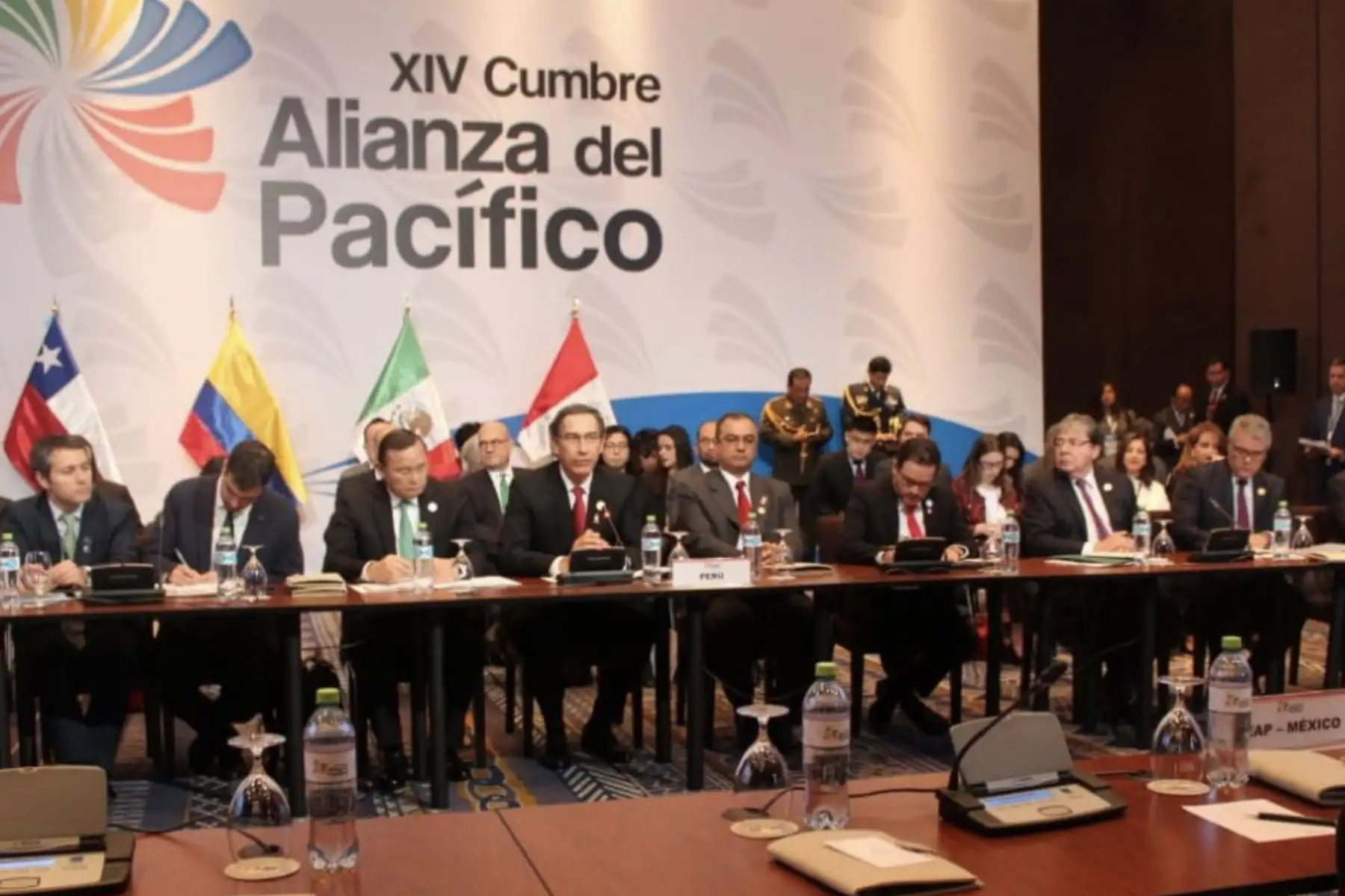 Sesión de trabajo en la   XIV Cumbre de la Alianza del Pacífico con los Presidentes Martín Vizcarra, Iván Duque, Sebastian Piñeira y el Canciller de Mexico, Marcelo Ebrand. 
Foto: Difusión