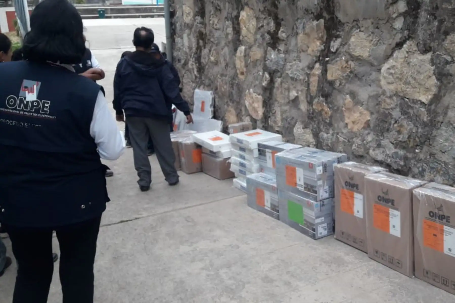 Concluye en Áncash traslado de material a locales de votación del distrito de Mirgas, en la provincia de Antonio Raimondi, para los comicios municipales complementarios que se realizarán mañana 7 de julio.