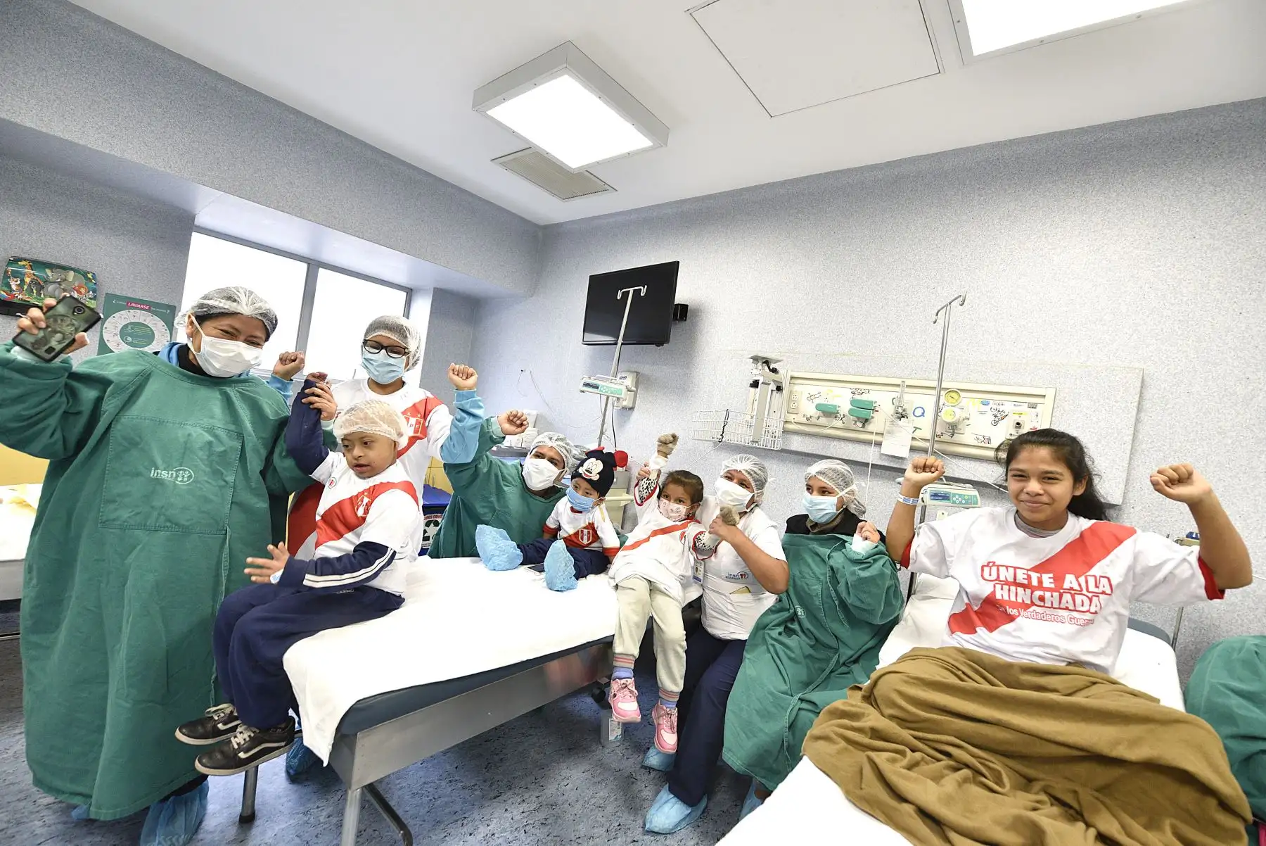 Pacientes del INSN San Borja envían mensaje de aliento a la Selección Peruana de Fútbol que enfrentará a Brasil por la final de la Copa América.
Foto: Difusión INSN San Borja