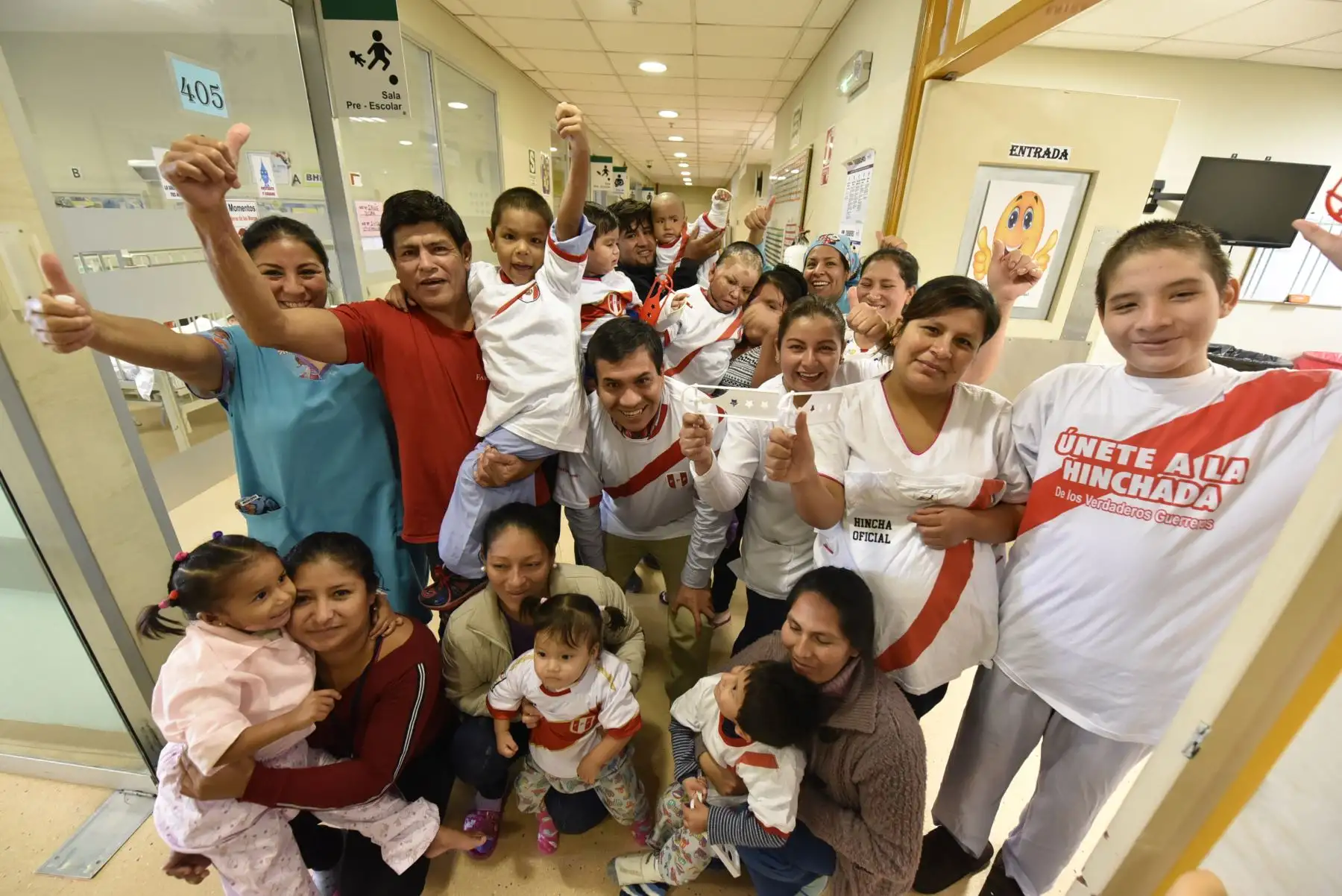 Pacientes del INSN San Borja envían mensaje de aliento a la Selección Peruana de Fútbol que enfrentará a Brasil por la final de la Copa América.
Foto: Difusión INSN San Borja