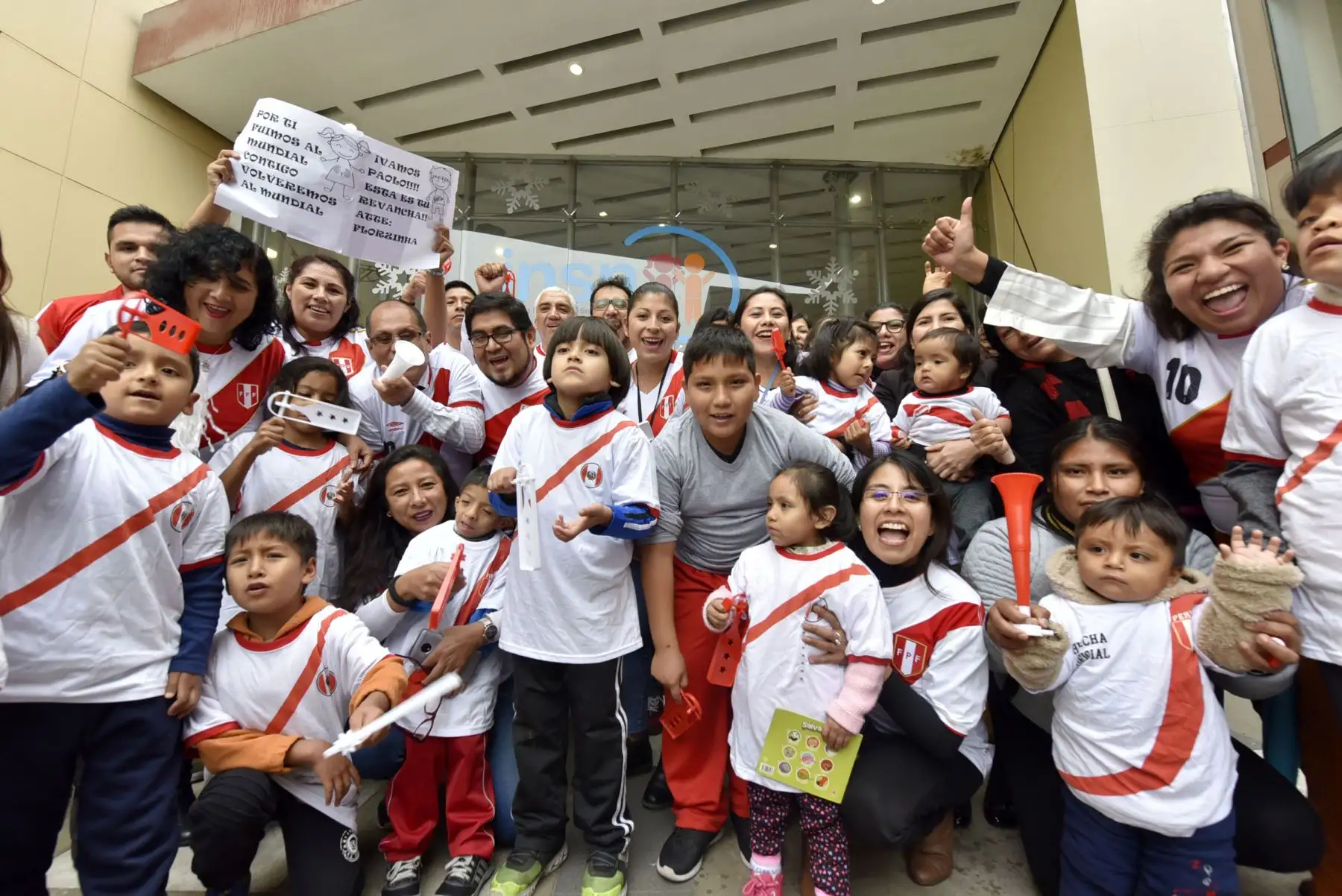 Pacientes del INSN San Borja envían mensaje de aliento a la Selección Peruana de Fútbol que enfrentará a Brasil por la final de la Copa América.
Foto: Difusión INSN San Borja