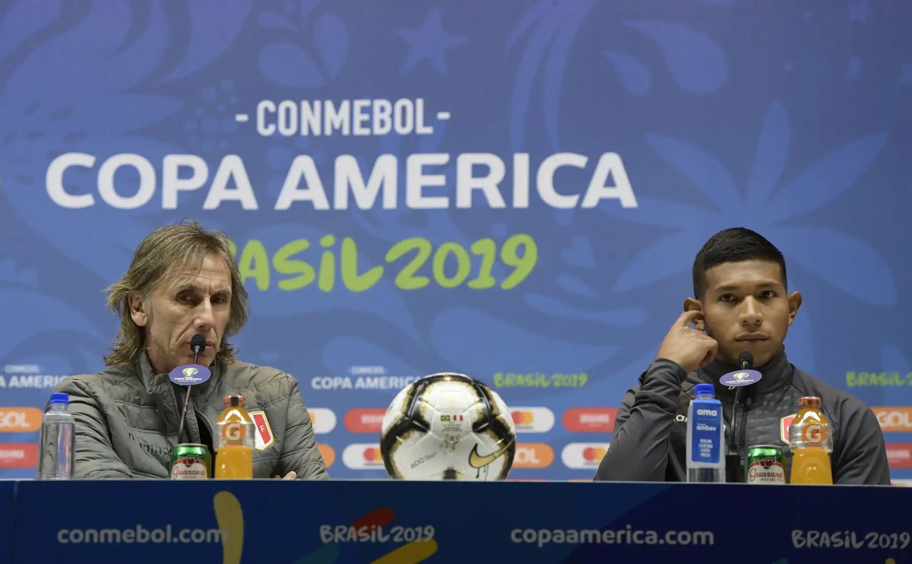 El entrenador peruano, Ricardo Gareca (L), habla junto al mediocampista Edison Flores durante la prensa oficial en el estadio Maracaná en Río de Janeiro, Brasil.
Foto: AFP