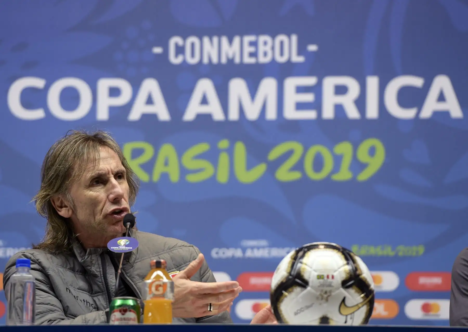 El entrenador de Perú, el argentino Ricardo Gareca, habla durante la prensa oficial en el estadio Maracaná en Río de Janeiro, Brasil, en vísperas del partido de fútbol de la final de la Copa América contra Brasil.
Foto: AFP