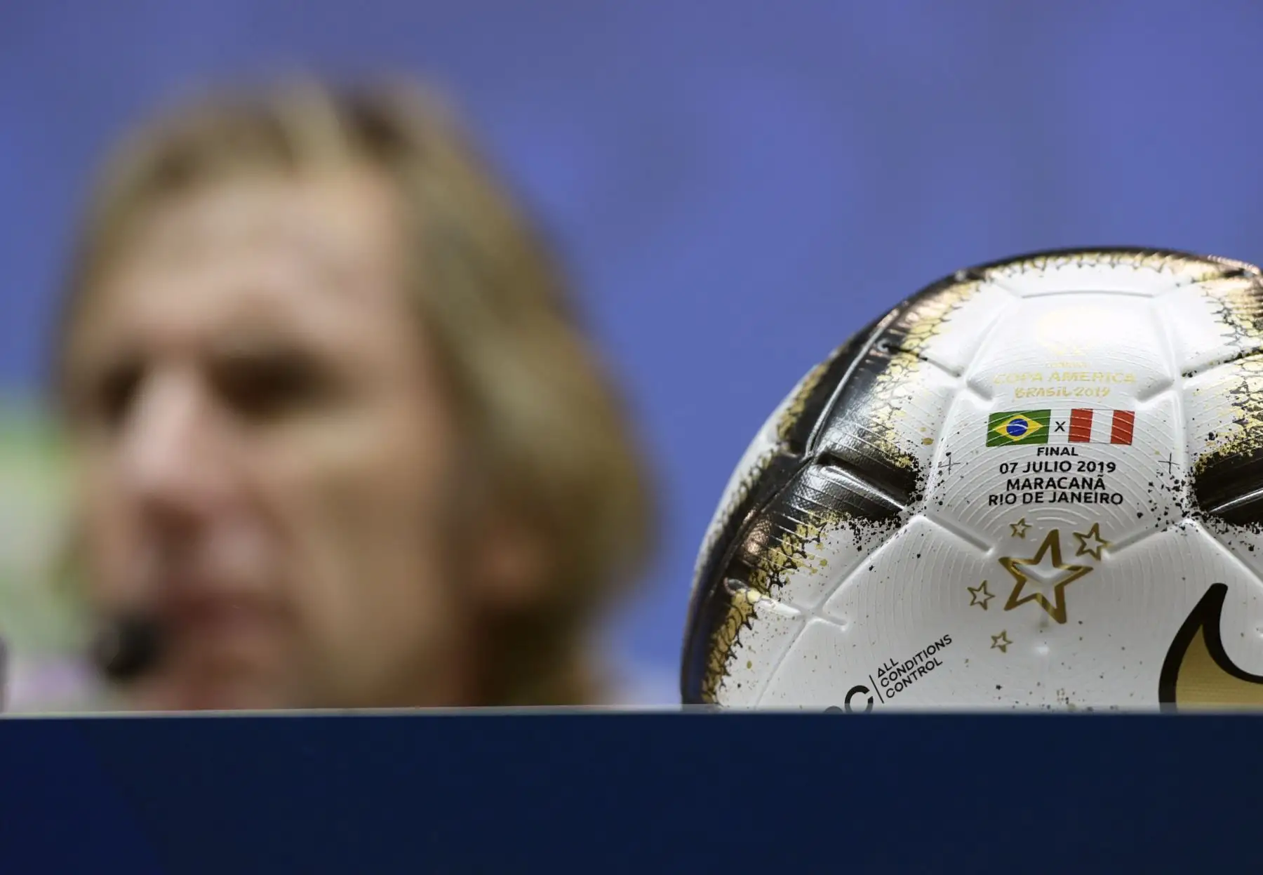 El entrenador de Perú, el argentino Ricardo Gareca, habla durante la prensa oficial en el estadio Maracaná en Río de Janeiro, Brasil, el 6 de julio de 2019, en vísperas del partido de fútbol de la final de la Copa América contra Brasil.