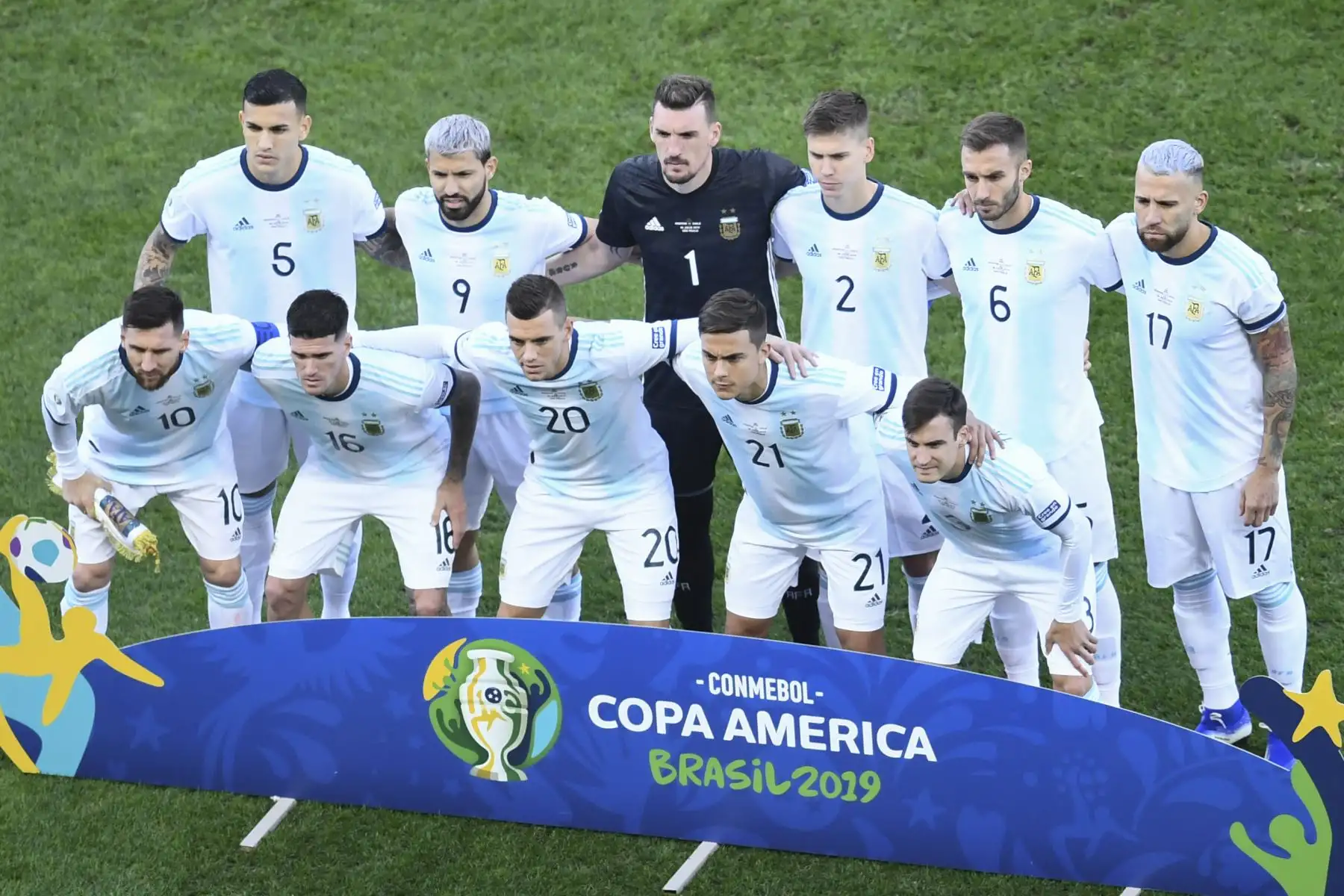 Los jugadores de Argentina posan para las fotos antes de su partido por el tercer lugar en el torneo de fútbol de la Copa América contra Chile.
Foto: AFP