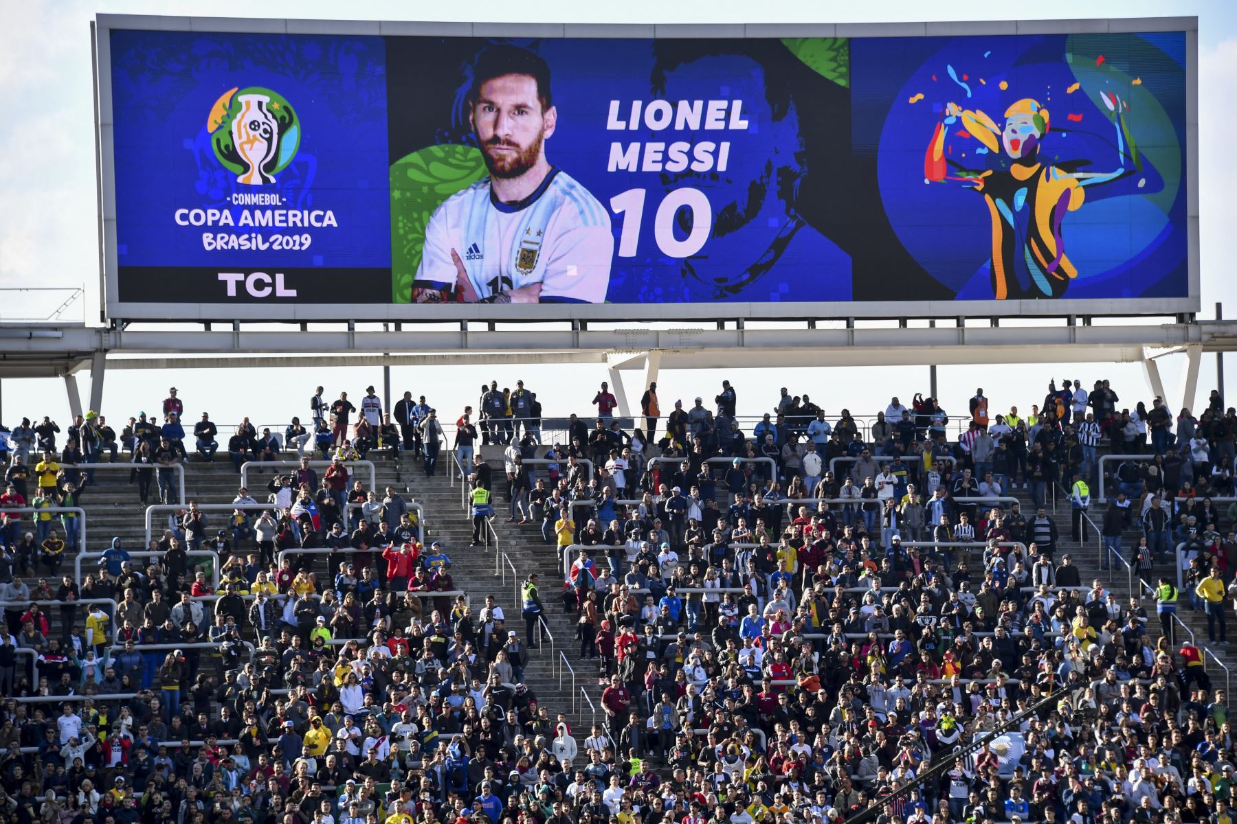 Lionel Messi, de Argentina, se presenta mientras los aficionados al fútbol esperan el inicio del tercer partido del torneo de fútbol de la Copa América.
Foto: AFP