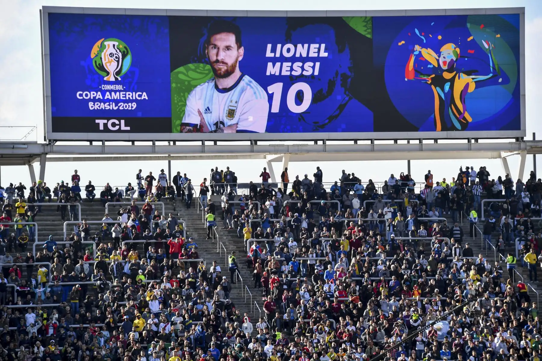 Lionel Messi, de Argentina, se presenta mientras los aficionados al fútbol esperan el inicio del tercer partido del torneo de fútbol de la Copa América.
Foto: AFP