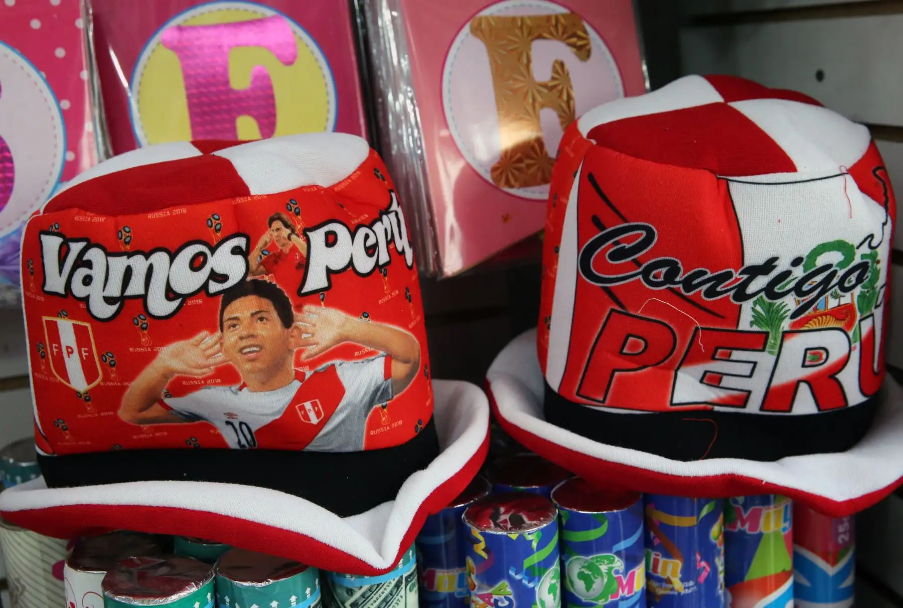 Productos alusivos a la selección peruana .Foto: ANDINA/Norman Córdova