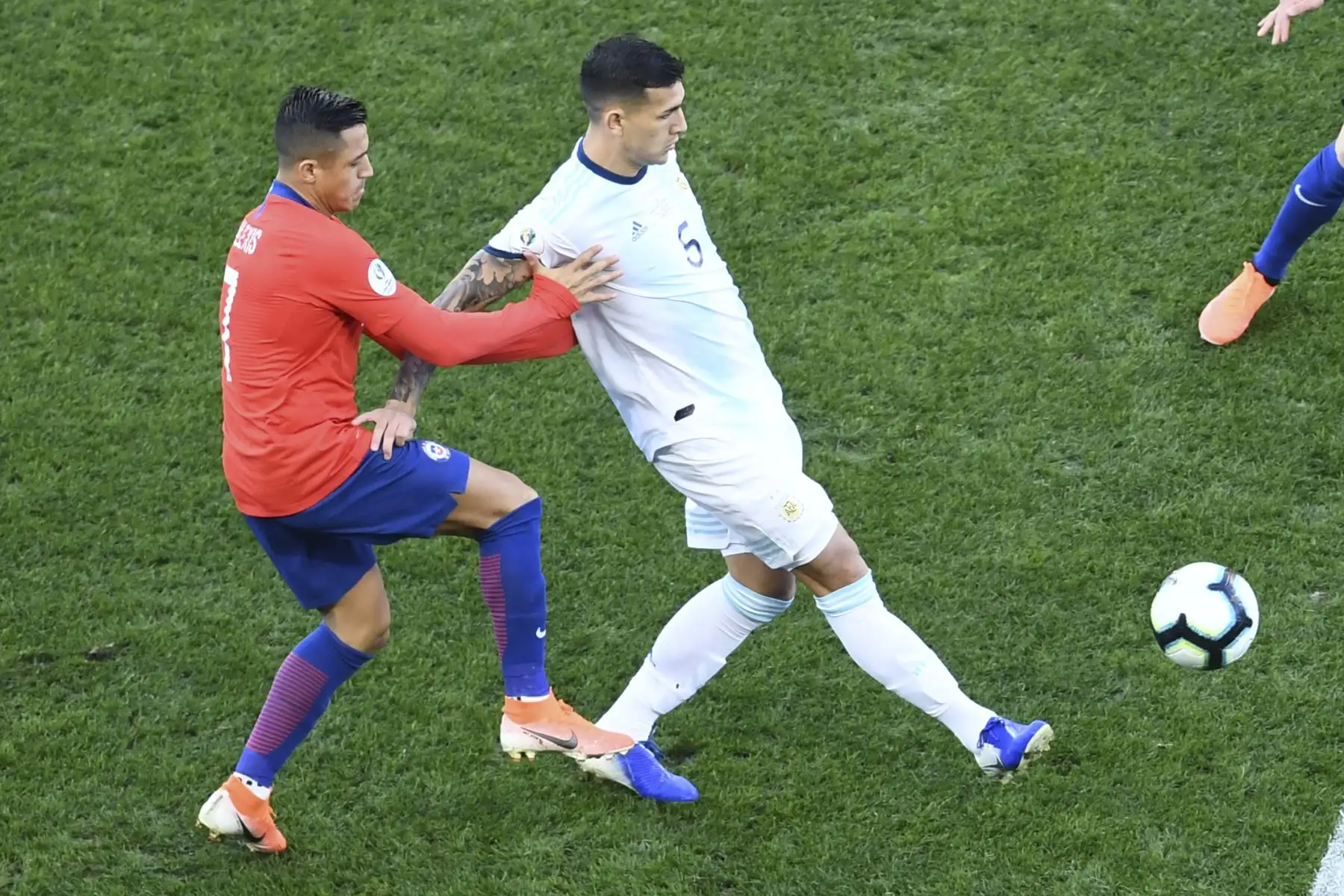 Leandro Paredes (L) de Argentina y Alexis Sanchez de Chile compiten por el balón durante su tercer partido del torneo de fútbol de la Copa América.
Foto: AFP