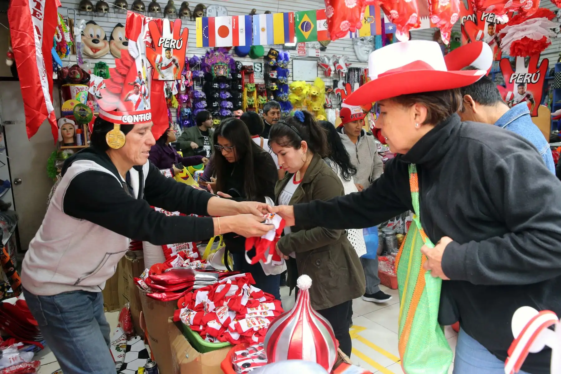 Productos alusivos a la selección peruana .Foto: ANDINA/Norman Córdova