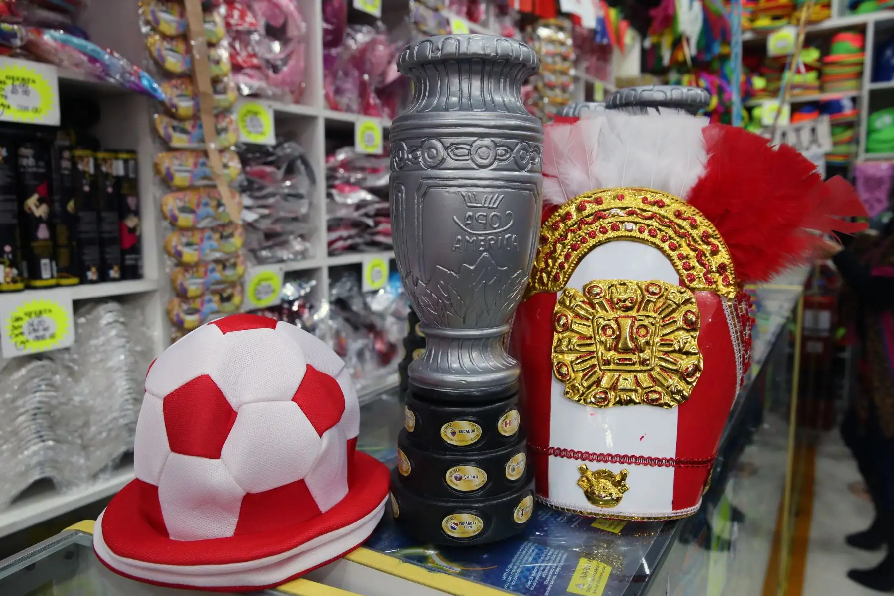 Productos alusivos a la selección peruana .Foto: ANDINA/Norman Córdova