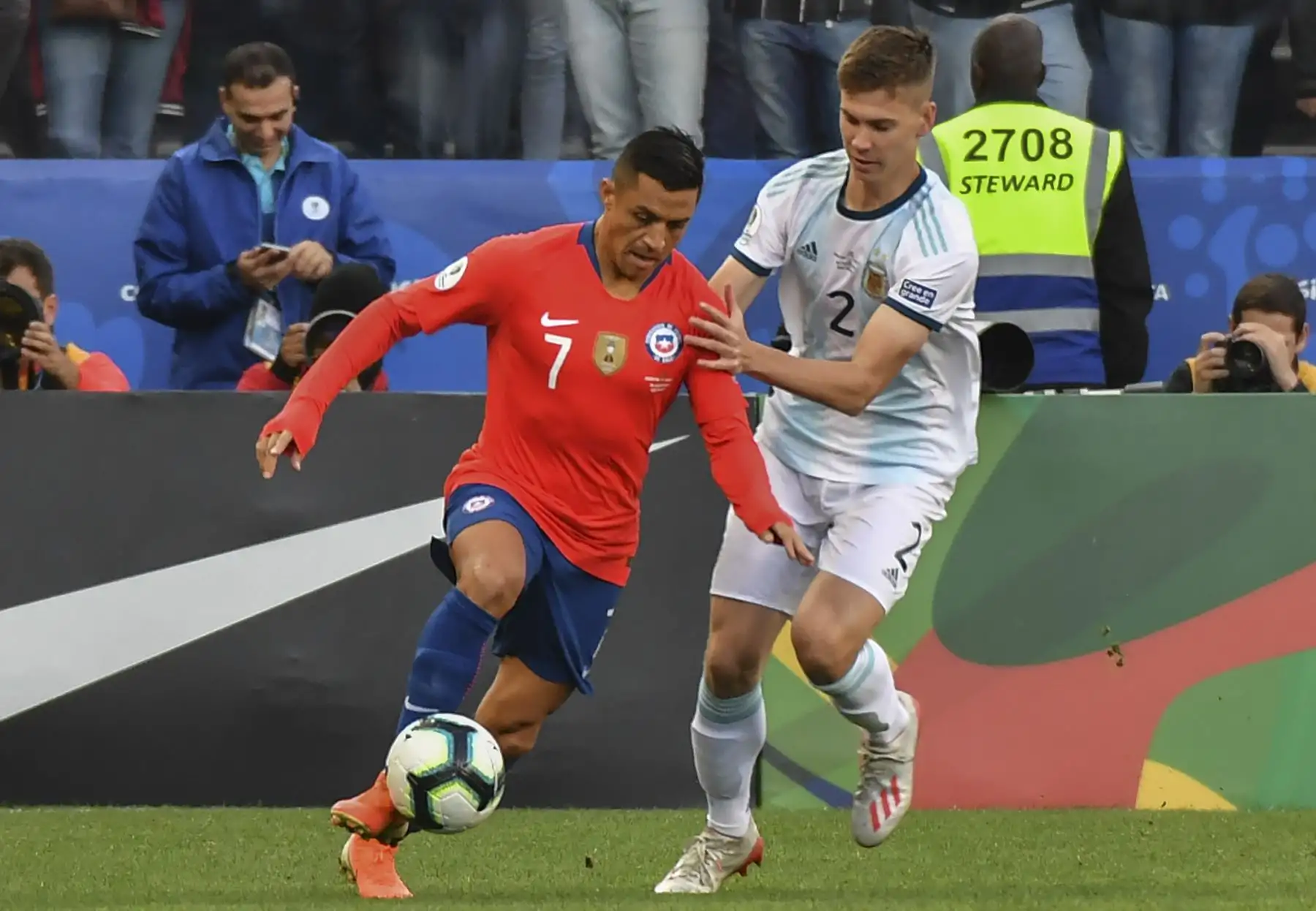 El chileno Alexis Sánchez (L) y el argentino Juan Foyth compiten por el balón durante su partido por el tercer lugar en el torneo de fútbol de la Copa América.
Foto: AFP