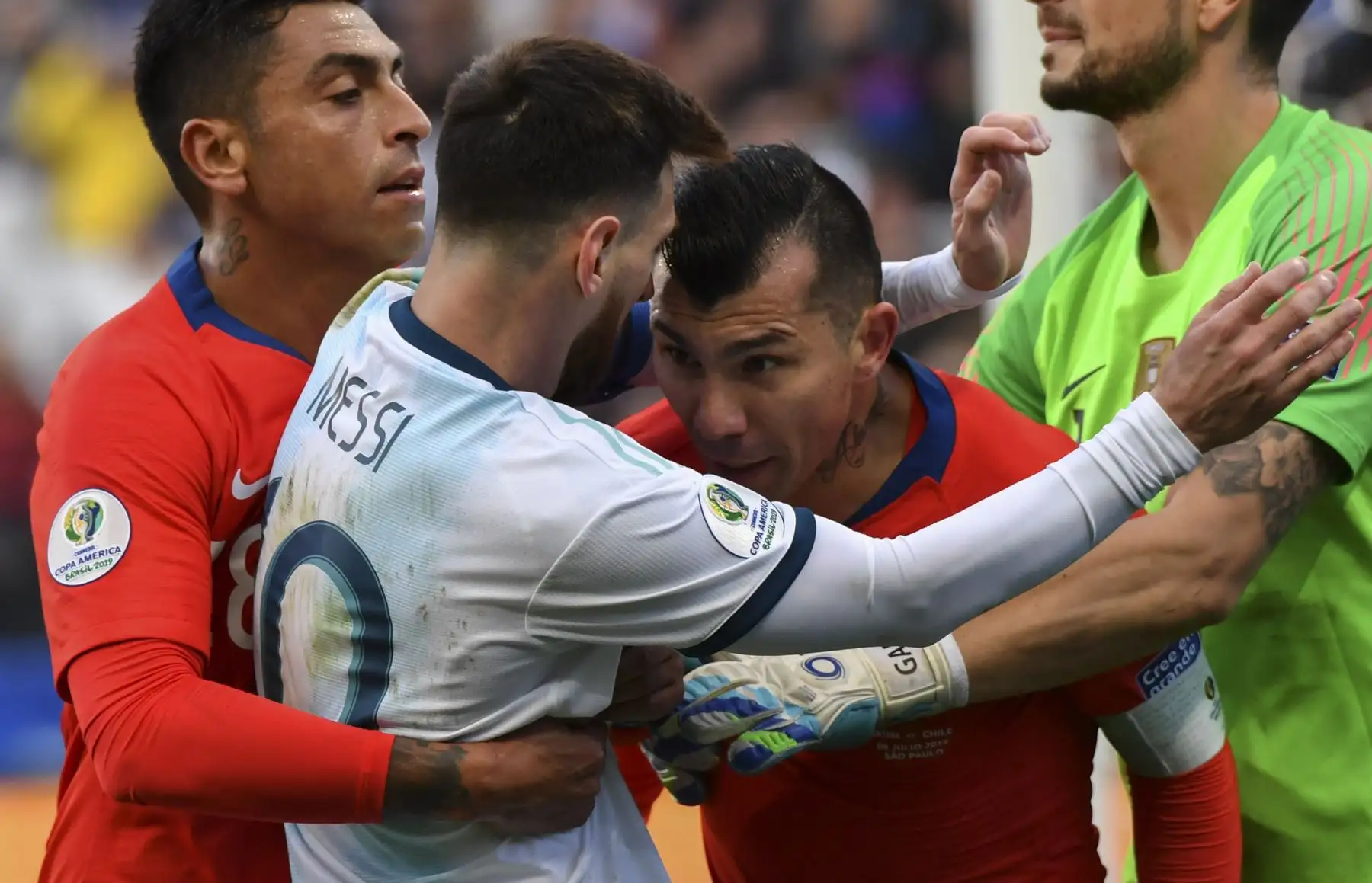 El chileno Gary Medel (2-R) empuja al argentino Lionel Messi para que ambos obtengan una tarjeta roja durante su tercer partido en el torneo de fútbol de la Copa América en el Corinthians Arena de Sao Paulo, Brasil.Foto:AFP