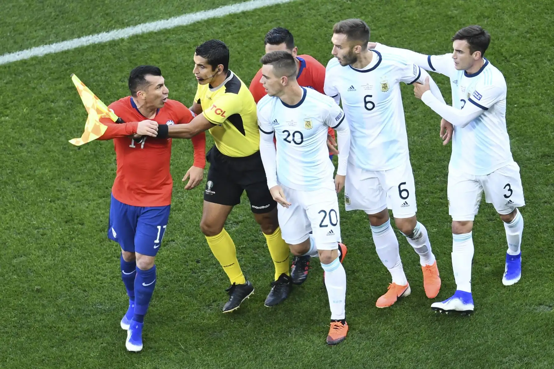 Gary Medel (L) de Chile discute con jugadores argentinos luego de que él y Lionel Messi (fuera de cuadro) de Argentina recibieron la tarjeta roja durante su tercer partido en el torneo de fútbol de la Copa América en el Corinthians Arena en Sao Paulo, Brasil.Foto:AFP