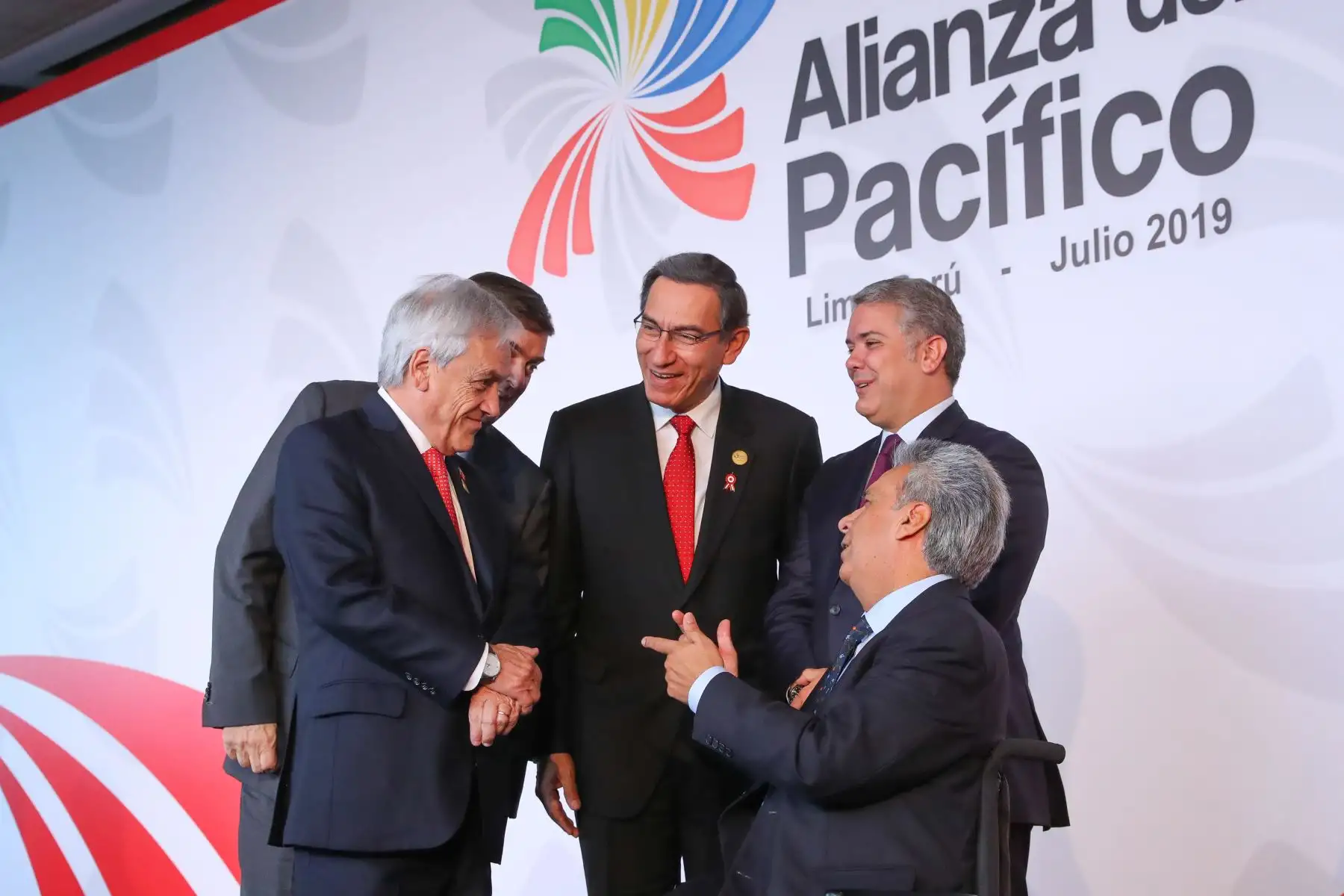 Presidentes, Martin Vizcarra, Iván Duque, Sebastián Piñera y Canciller Marcelo Ebrand , saludan al presidente de Ecuador , Lenin Moreno en el marco de la firma por la declaración de Lima de la XIV Cumbre de la Alianza del Pacifico.
Foto: Prensa Presidencia