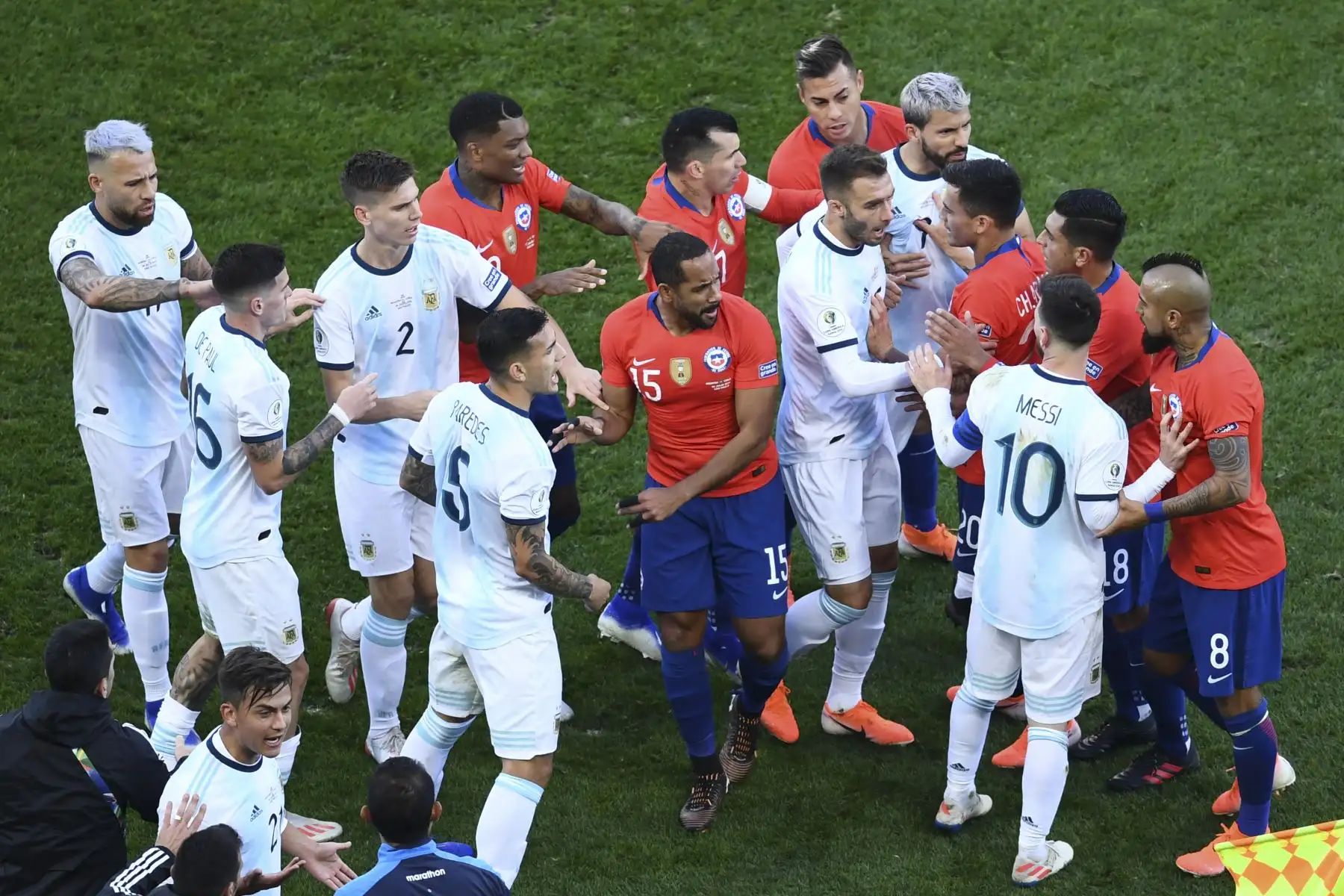 Los jugadores de Chile (en rojo y azul) y argentinos discuten durante su tercer partido del torneo de fútbol de la Copa América .
Foto: AFP