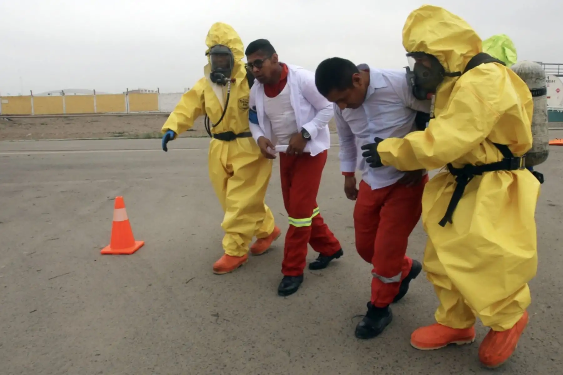 Cuerpo General de Bomberos Voluntarios del Perú lideró la Práctica Operativa de Operaciones de Respuesta a Emergencias Masivas Mat-Pel - NBQRe interinstitucional en la Aviación del Ejército en Las Palmas.
Foto: Cortesia Bomberos voluntarios