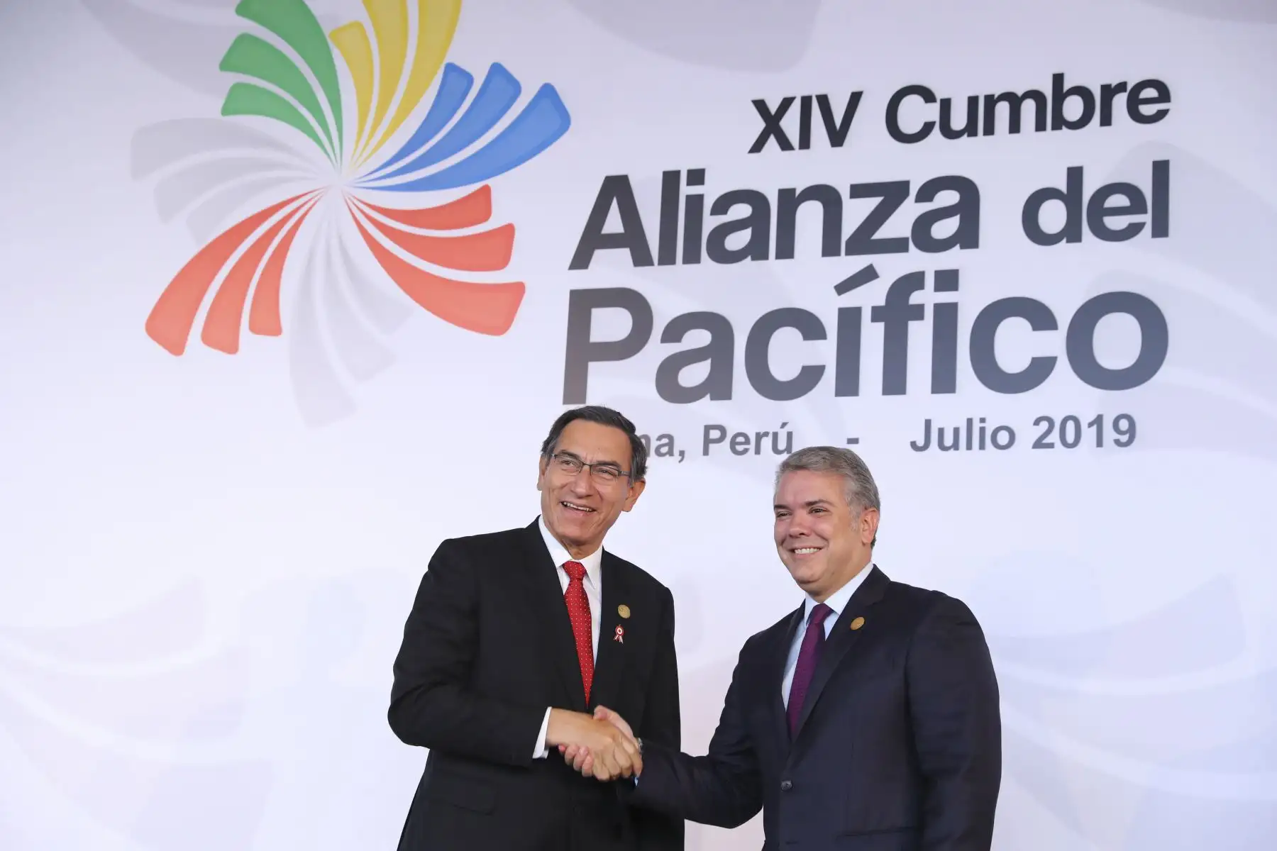 Presidente Vizcarra se saluda con el presidente de Colombia, Iván Duque en el marco de la  XIV Cumbre de la Alianza del Pacifico. 
Foto: Presidencia