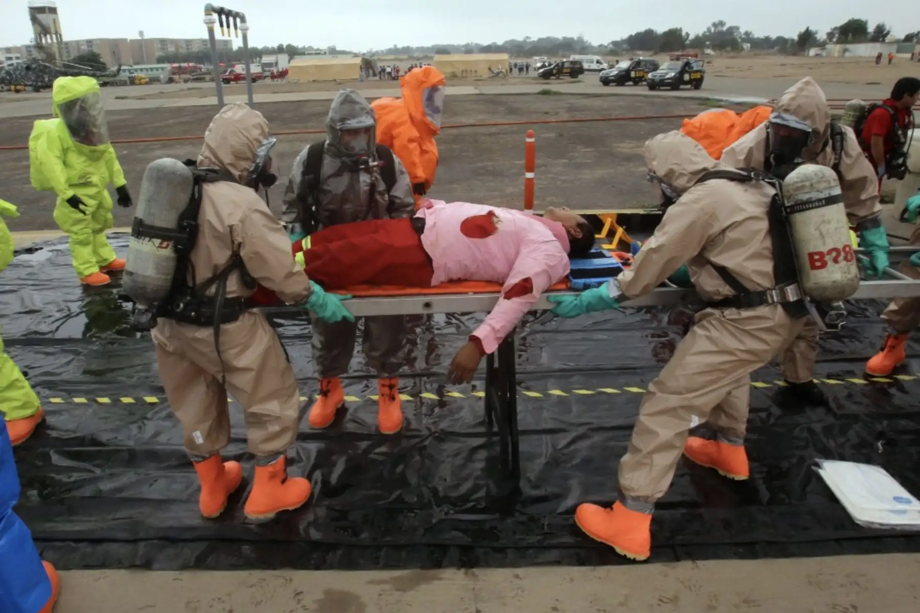Cuerpo General de Bomberos Voluntarios del Perú lideró la Práctica Operativa de Operaciones de Respuesta a Emergencias Masivas Mat-Pel - NBQRe interinstitucional en la Aviación del Ejército en Las Palmas.
Foto: Cortesia Bomberos voluntarios