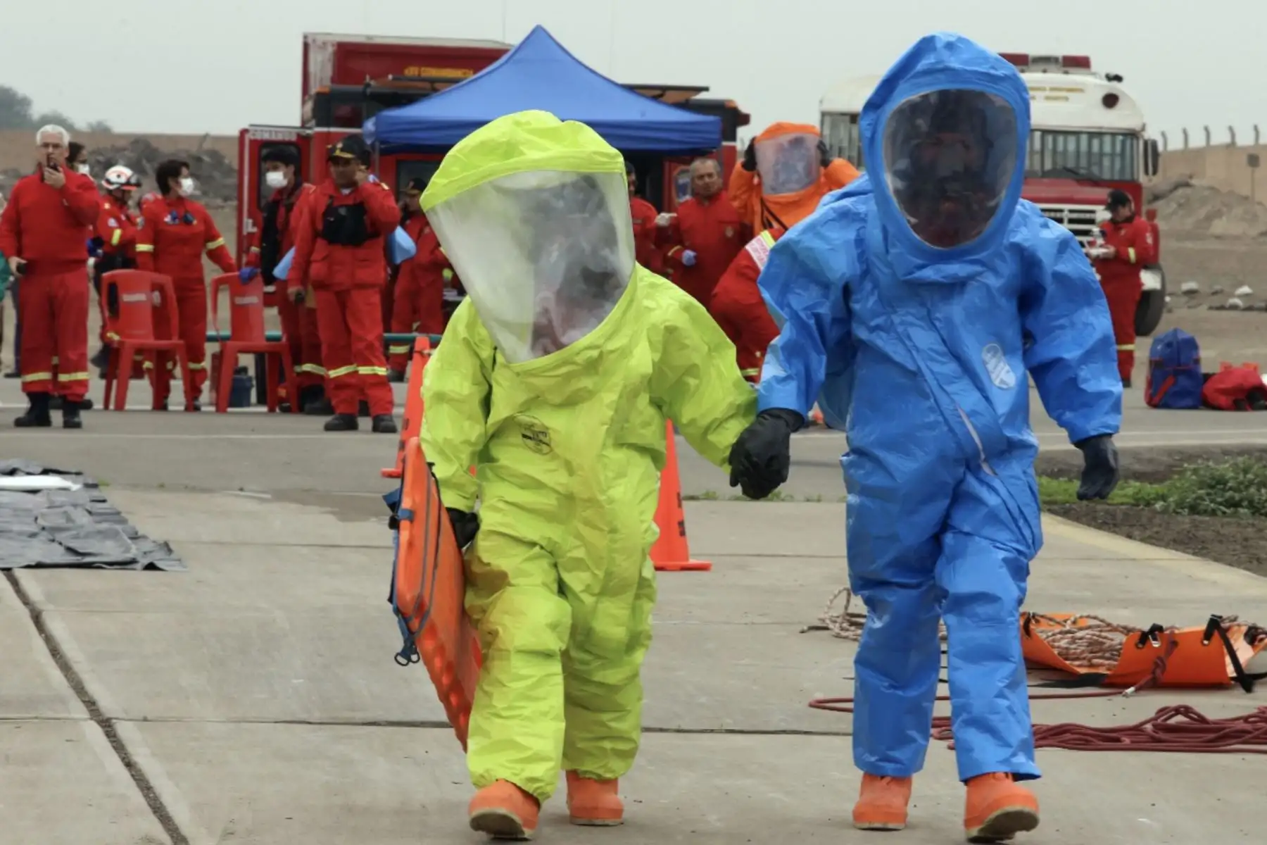 Cuerpo General de Bomberos Voluntarios del Perú lideró la Práctica Operativa de Operaciones de Respuesta a Emergencias Masivas Mat-Pel - NBQRe interinstitucional en la Aviación del Ejército en Las Palmas.
Foto: Cortesia Bomberos voluntarios