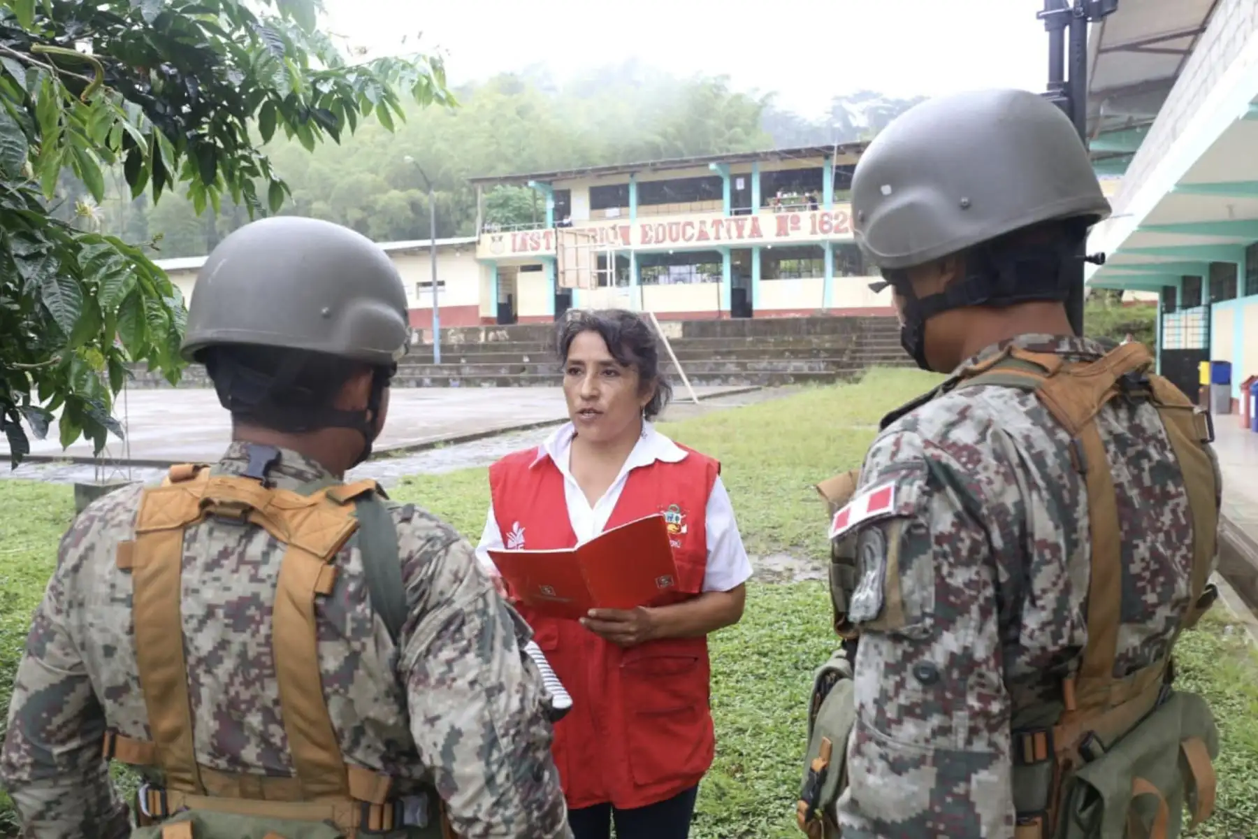 Personal del JNE realiza labores de fiscalización en los dos centros de votación del distrito de Aramango, Bagua, previas a la jornada electoral de este domingo 7, por las EMC 2019.
Foto: JNE