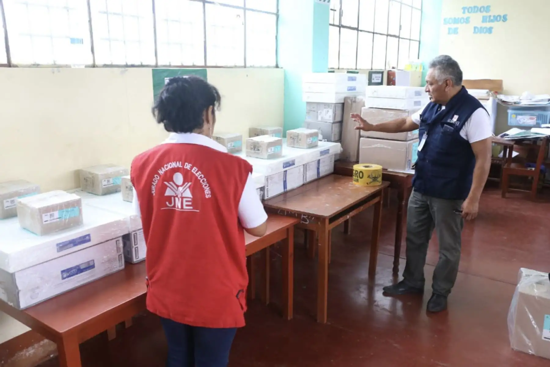 Personal del JNE realiza labores de fiscalización en los dos centros de votación del distrito de Aramango, Bagua, previas a la jornada electoral de este domingo 7, por las EMC 2019.
Foto: Difusión JNE