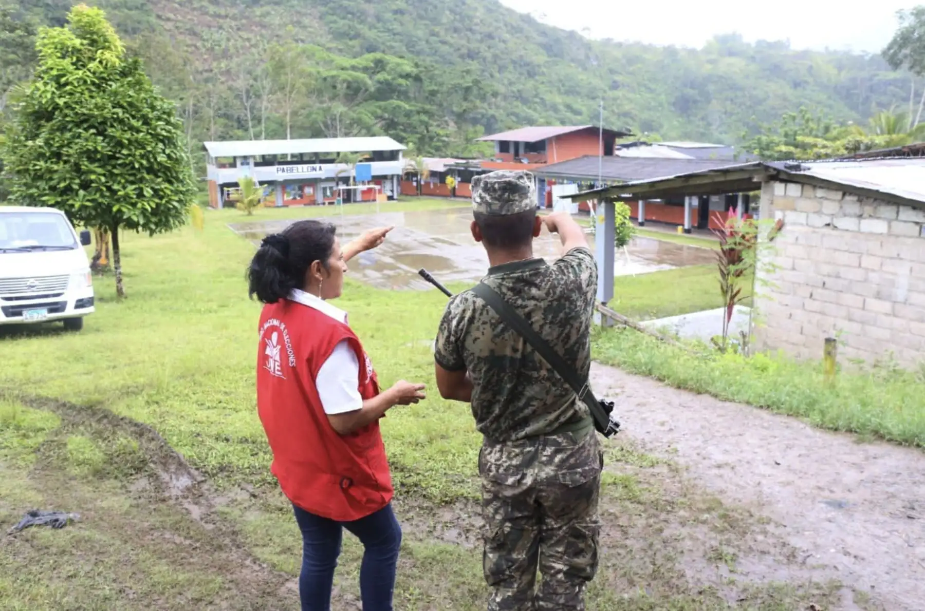 Personal del JNE realiza labores de fiscalización en los dos centros de votación del distrito de Aramango, Bagua, previas a la jornada electoral de este domingo 7, por las EMC 2019.
Foto: Difusión JNE