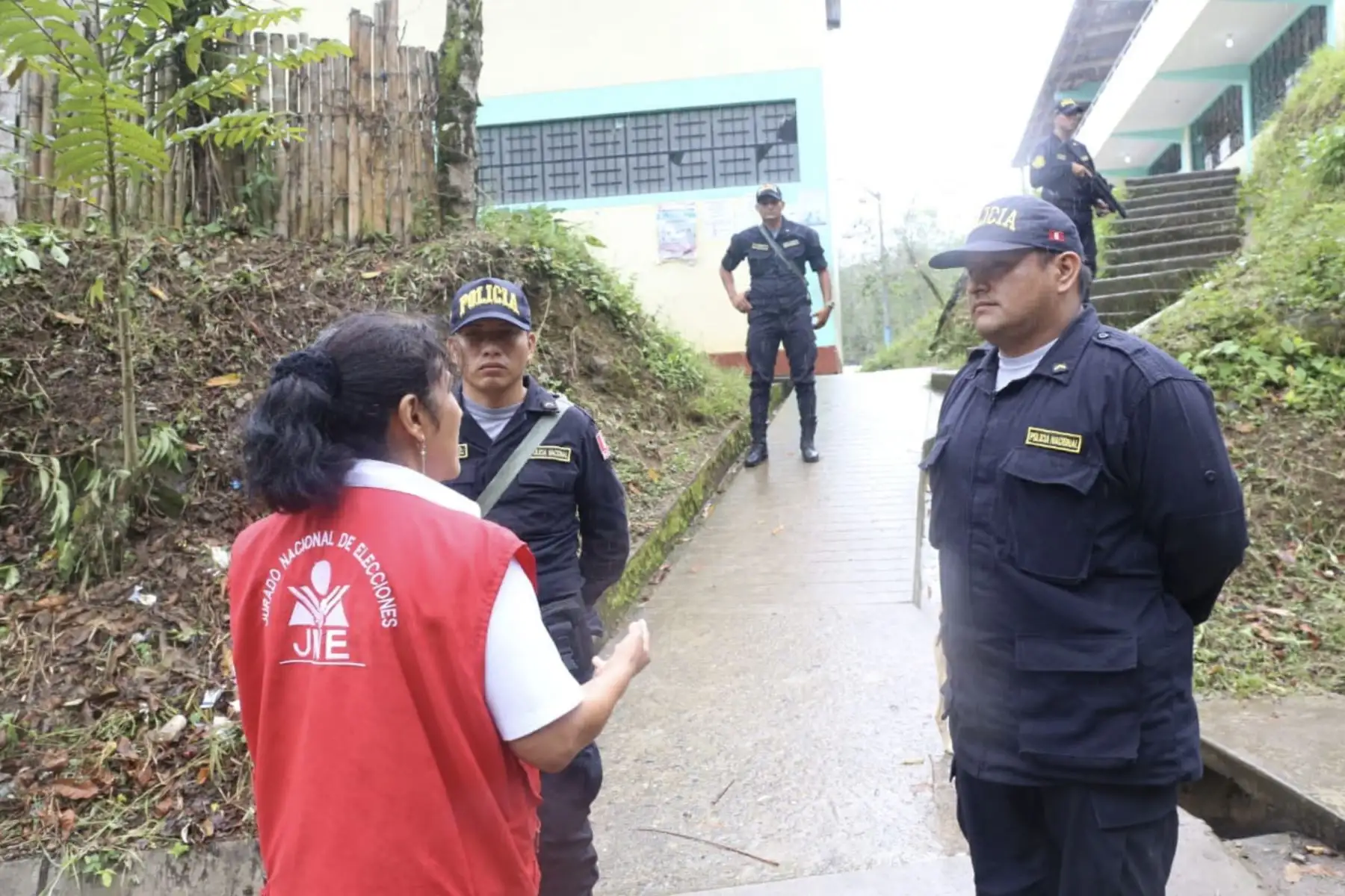 Personal del JNE realiza labores de fiscalización en los dos centros de votación del distrito de Aramango, Bagua, previas a la jornada electoral de este domingo 7, por las EMC 2019.
Foto: Difusión JNE